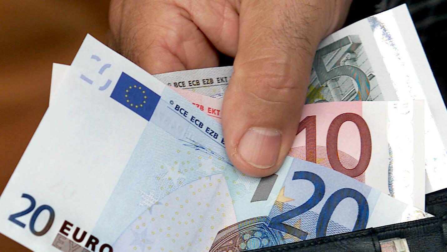 Tiotusentals euro har samlats in till den hemlöse man som lämnade in en upphittad plånbok med 2|000 euro till polisen. Arkivbild. Foto: Michael Sohn/AP/TT