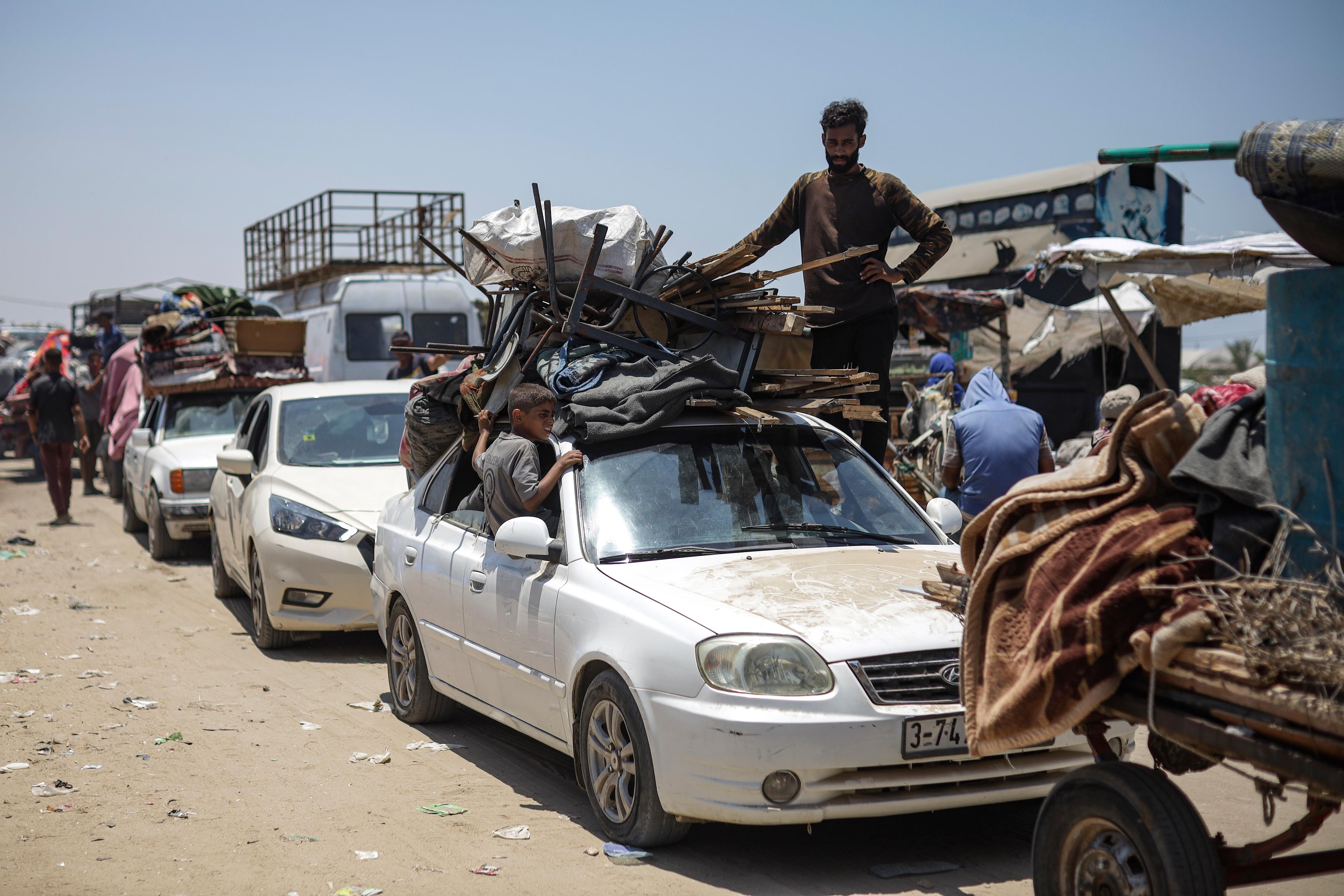 Palestinska flyktingar anländer till den södra staden Khan Yunis efter att ha lämnat Rafah. Foto: Jehad Alshrafi/AP/TT