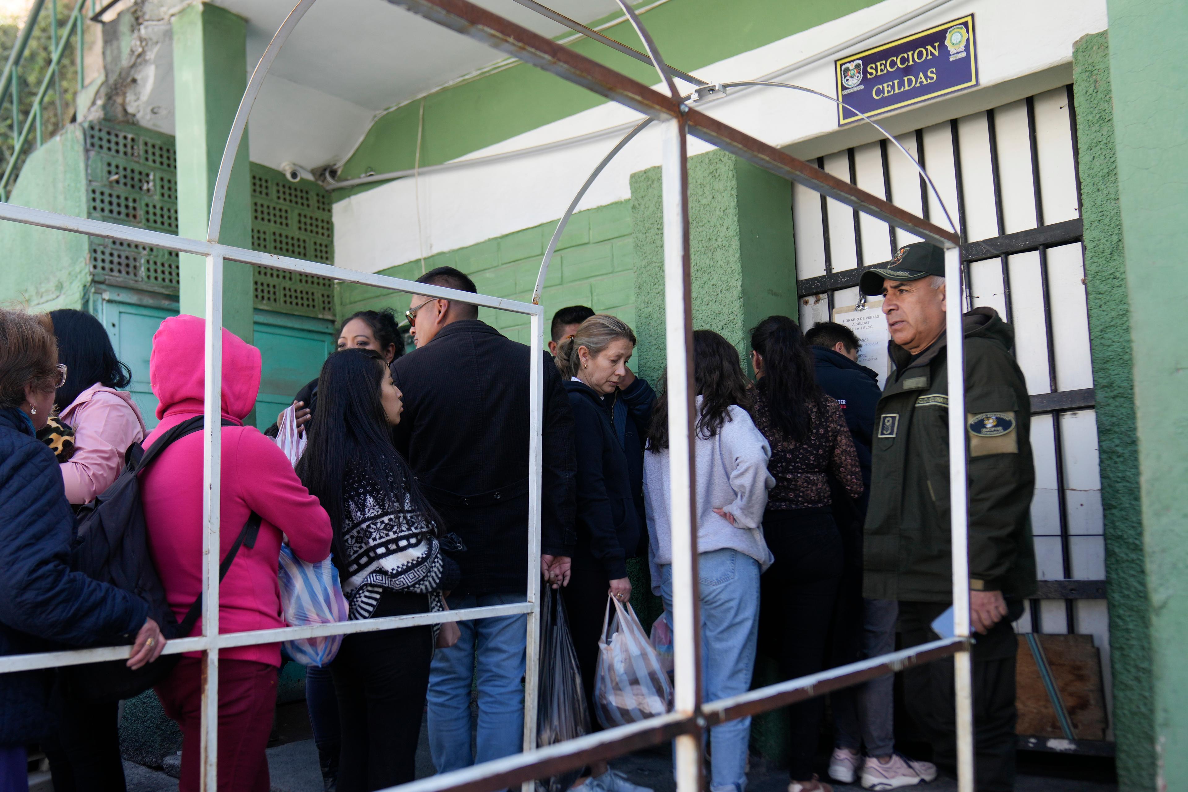 Anhöriga i kö utanför häktet för att ge mat till sina gripna familjemedlemmar på insidan. Foto: Juan Karita/AP/TT