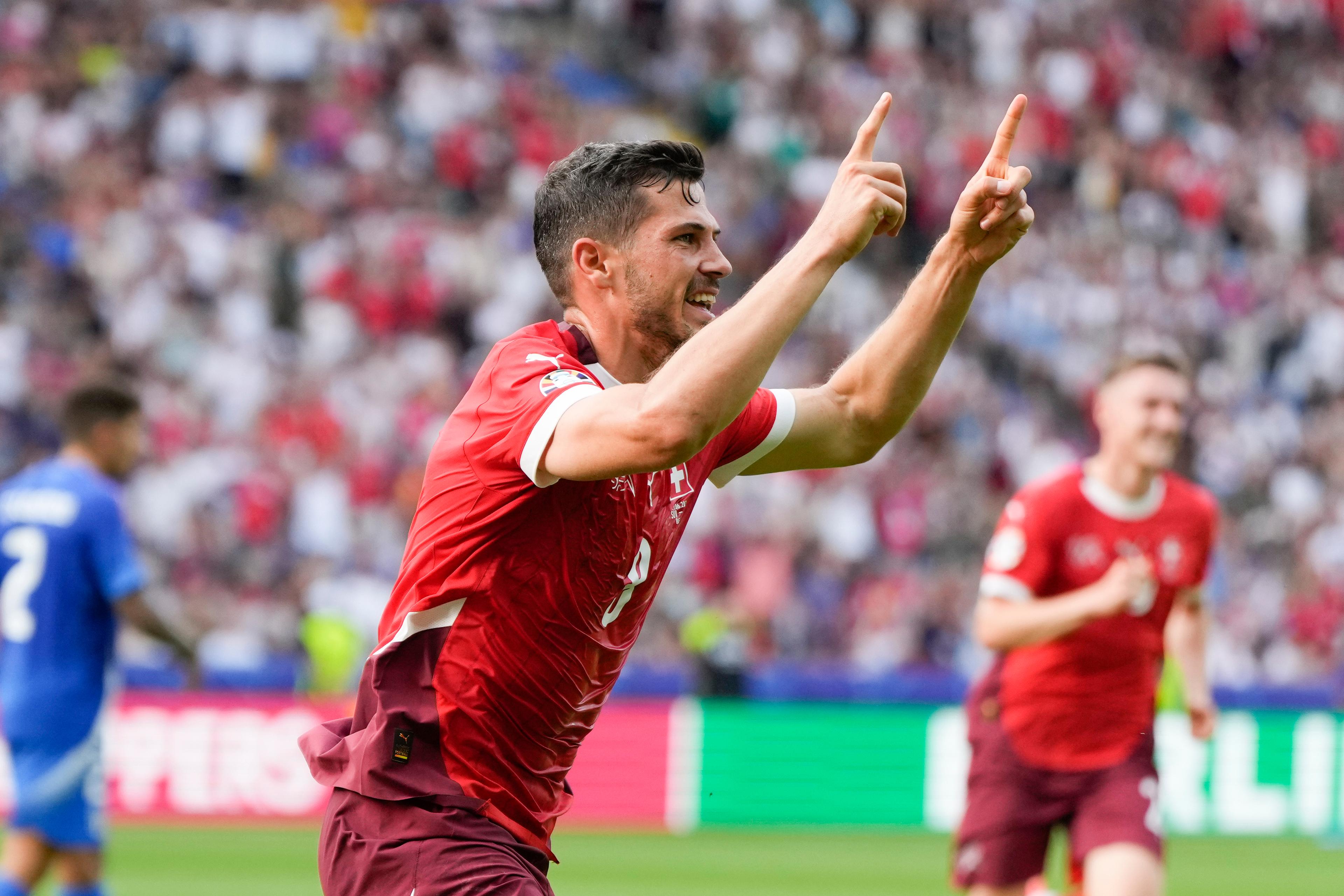 Remo Freuler jublar efter att ha gjort 1–0 mot Italien i åttondelsfinalen i fotbolls-EM. Foto: Matthias Schrader/AP/TT