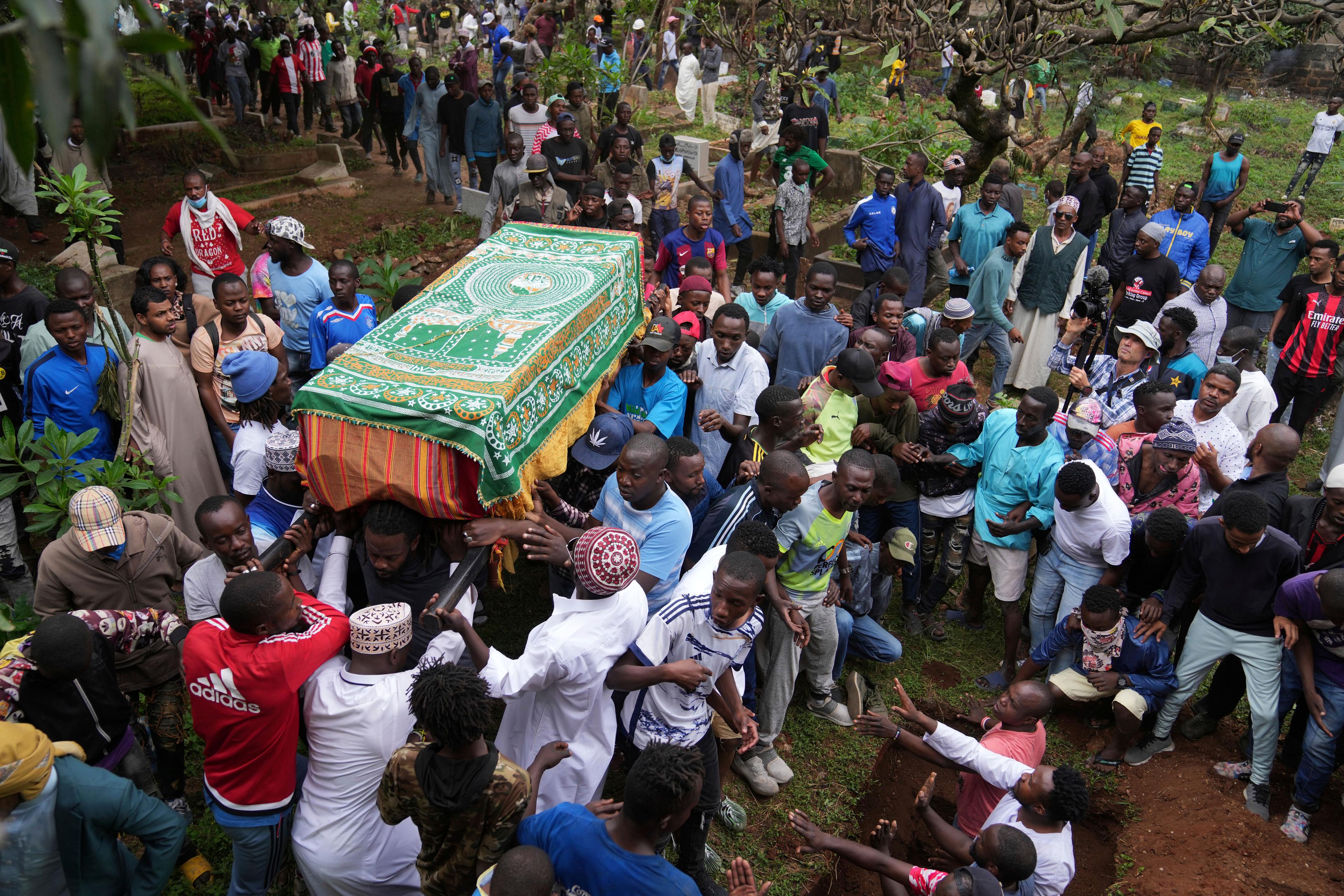 En 19-åring förs till sista vilan i Nairobi på fredagen. Foto: Brian Inganga/AP/TT
