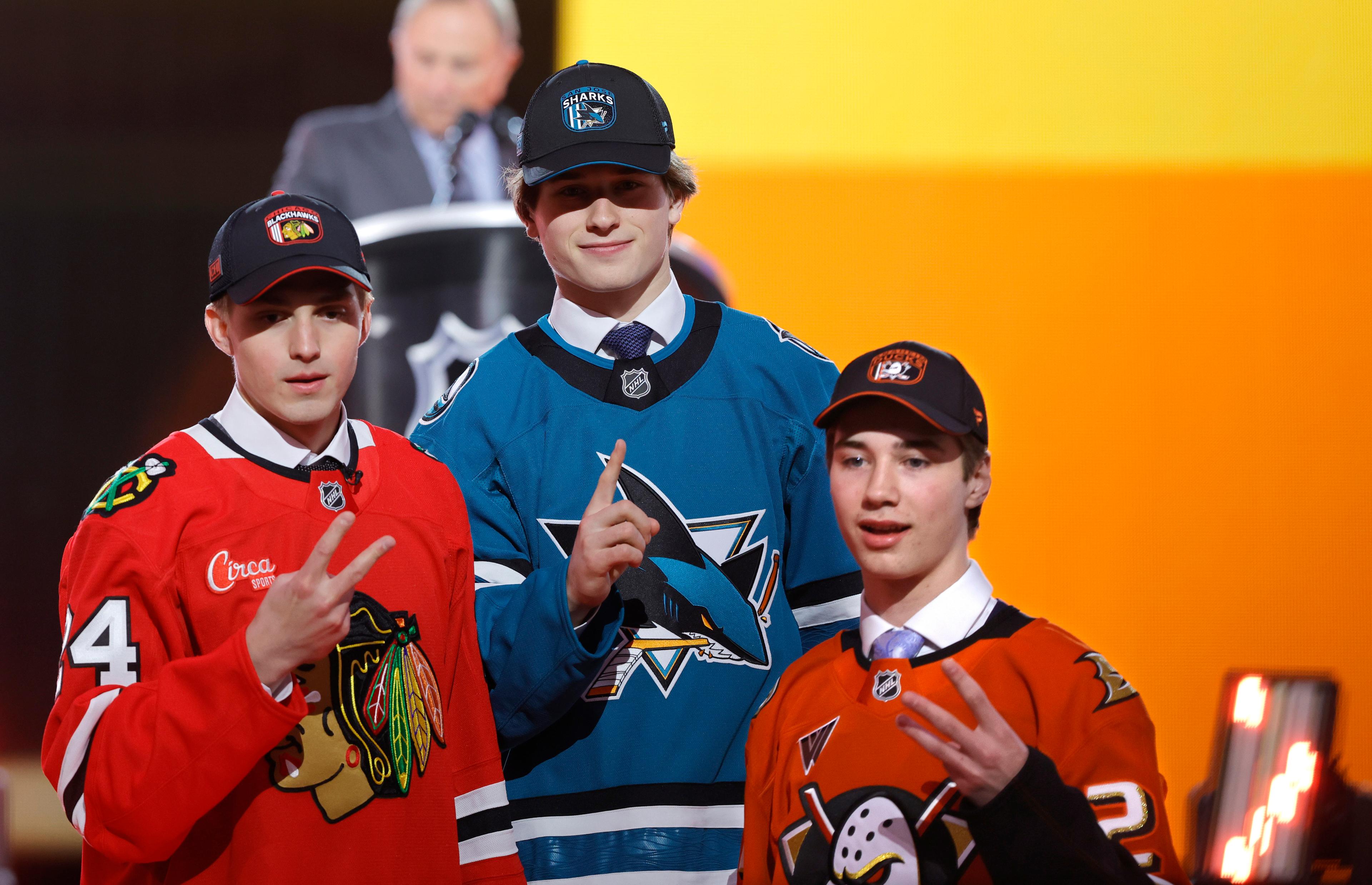 Artyom Levshunov, Macklin Celebrini och Beckett Sennecke – de tre toppvalen i årets NHL-draft. Foto: Steve Marcus/AP/TT