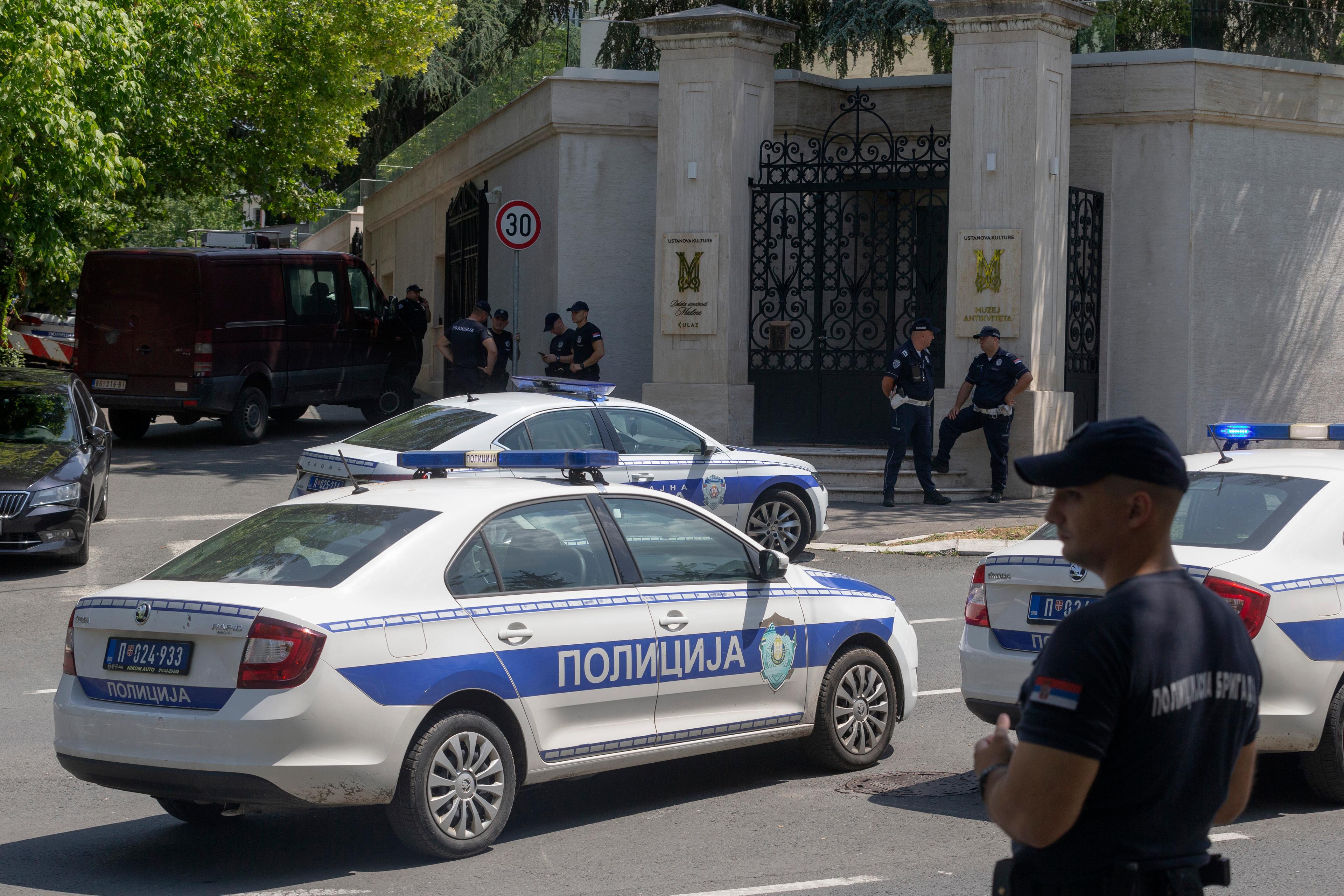 Polis spärrar av trafiken i Belgrad i närheten av Israels ambassad. Foto: Marko Drobnjakovic/AP/TT