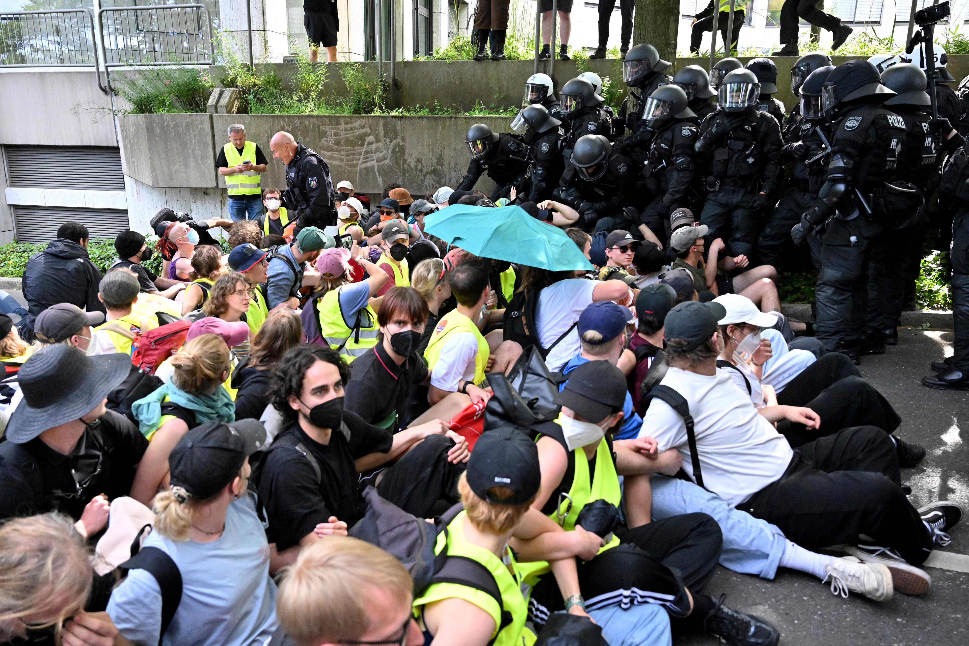 Demonstranter och polis drabbade samman under lördagen i Essen, Tyskland, i samband med AFD:s nationella partikonferens. Foto: Henning Kaiser/AP/TT