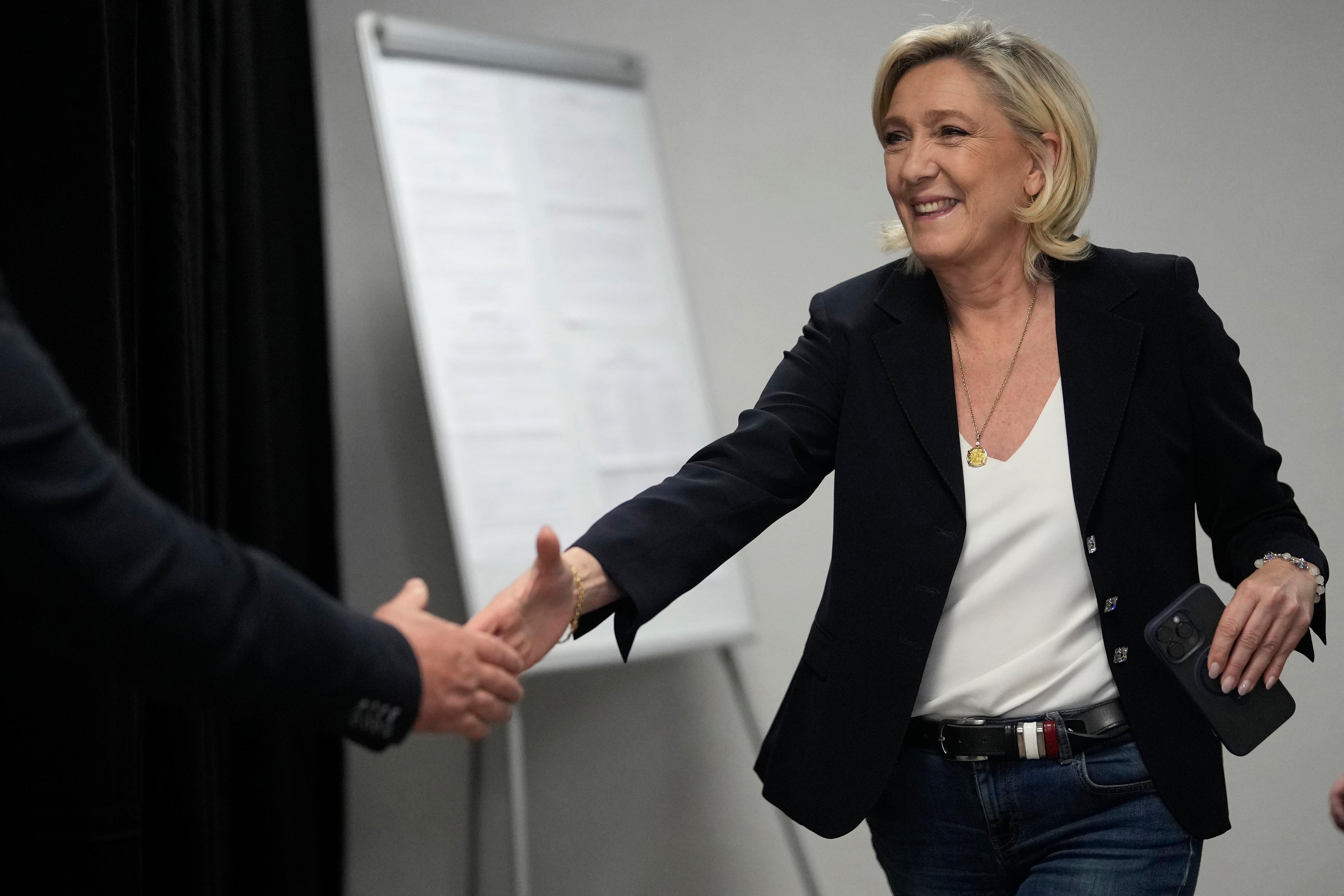 Nationell samlings galjonsfigur Marine Le Pen i sin röstlokal i Hénin-Beaumont i norra Frankrike. Foto: Thibault Camus/AP/TT