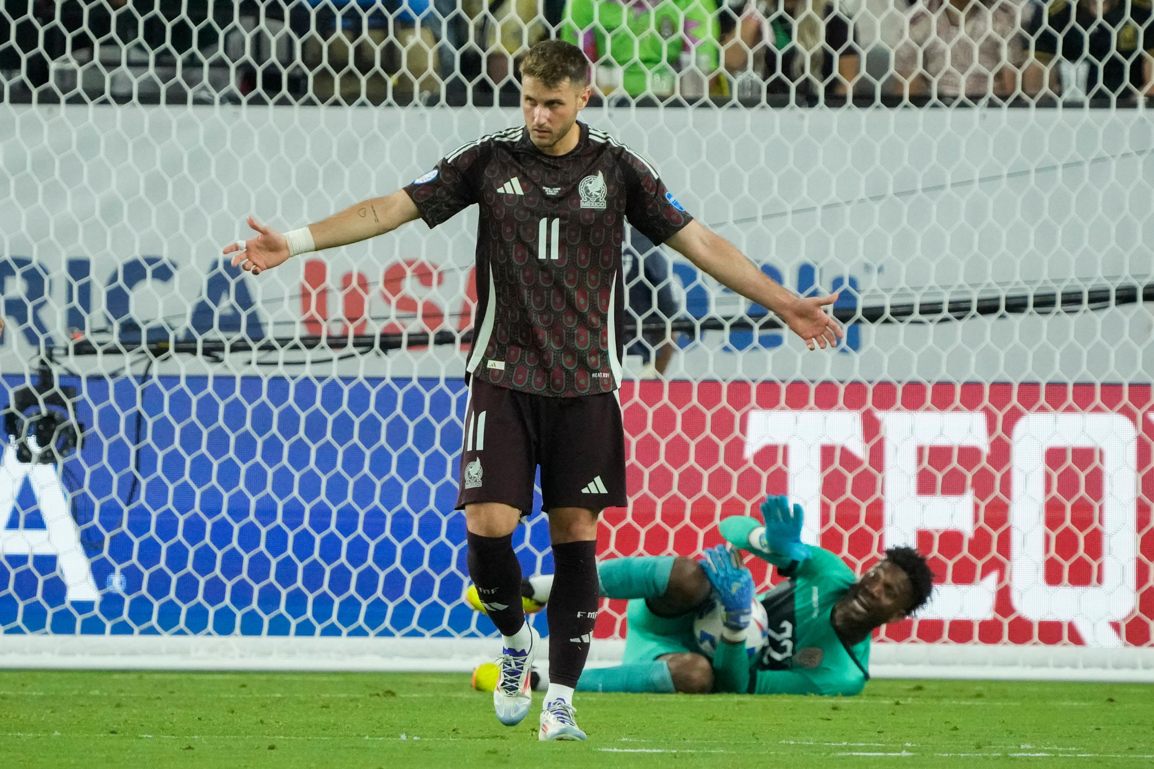 Mexikos Santiago Gimenez lyckades inte sätta bollen i mål bakom Ecuadors målvakt Alexander Dominguez. Foto: Rick Scuteri/AP/TT