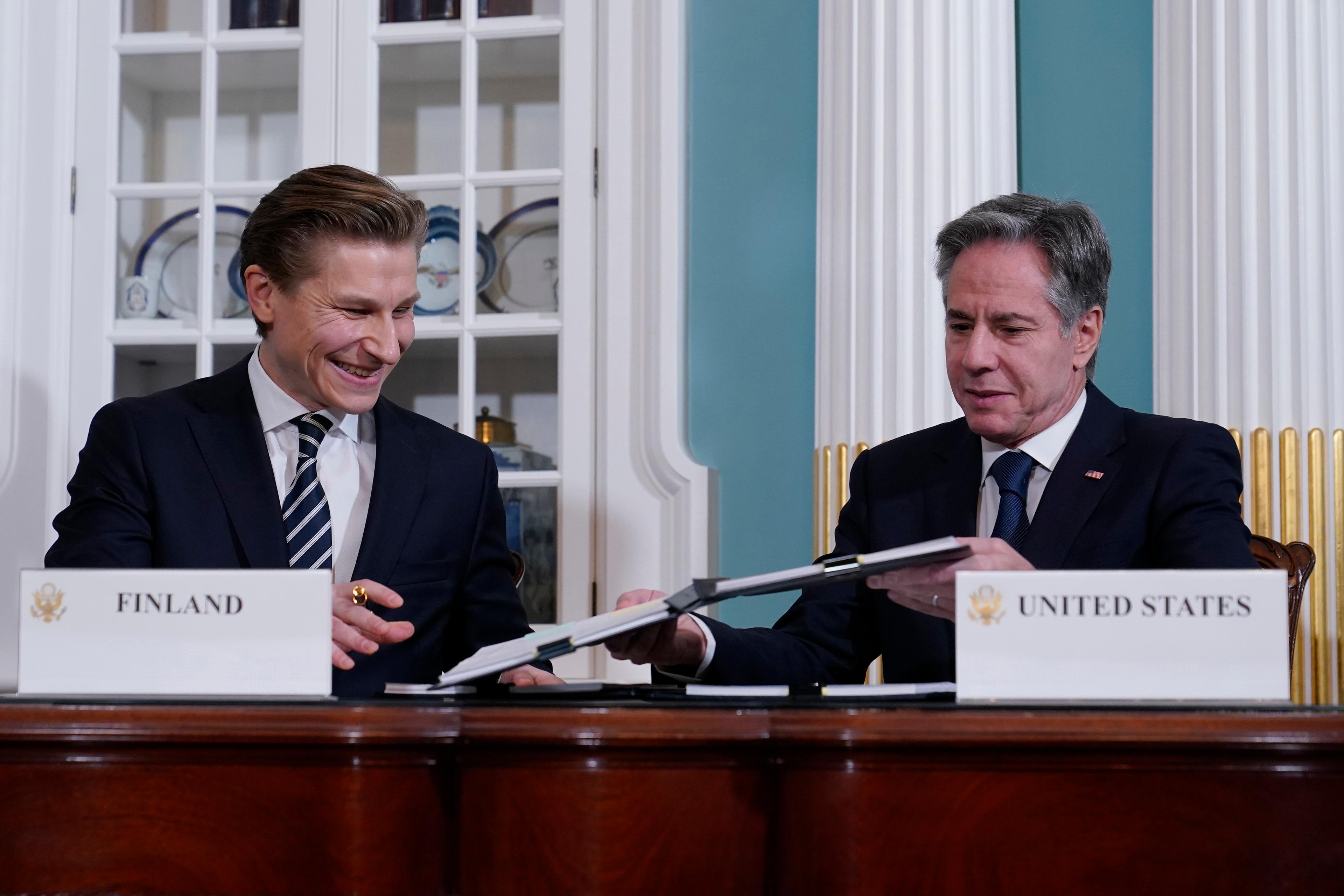 Finlands försvarsminister Antti Häkkänen och USA:s utrikesminister Antony Blinken i december när de signerade DCA-avtalet. Foto: Susan Walsh/AP/TT