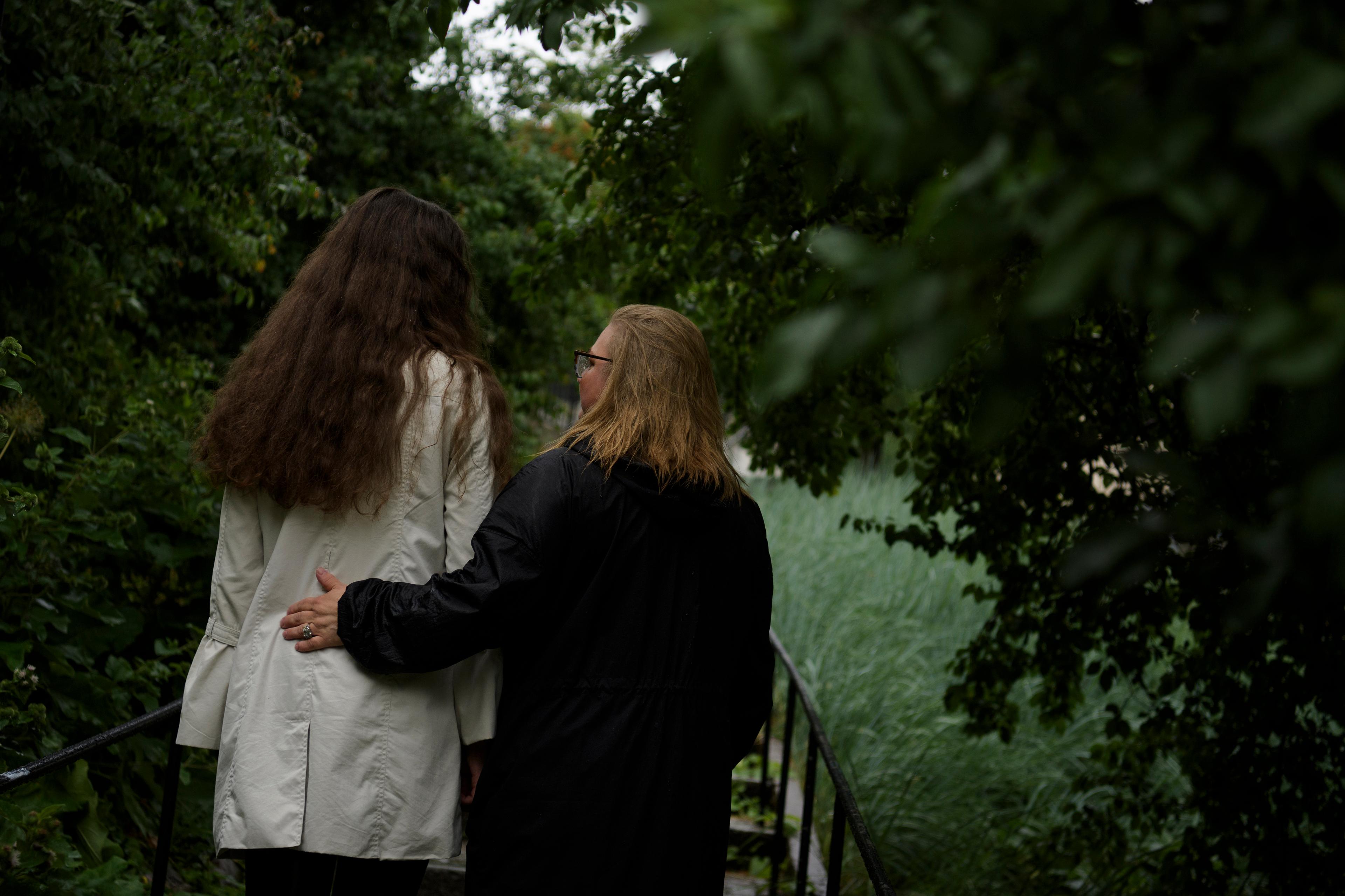 Anna Therese Winblad bor med sin autistiska dotter i Stockholm. Nu väntar dottern på ersättning från Försäkringskassan, men pengarna dröjer och handläggningen kan ta upp till åtta månader. Foto: Oscar Olsson/TT