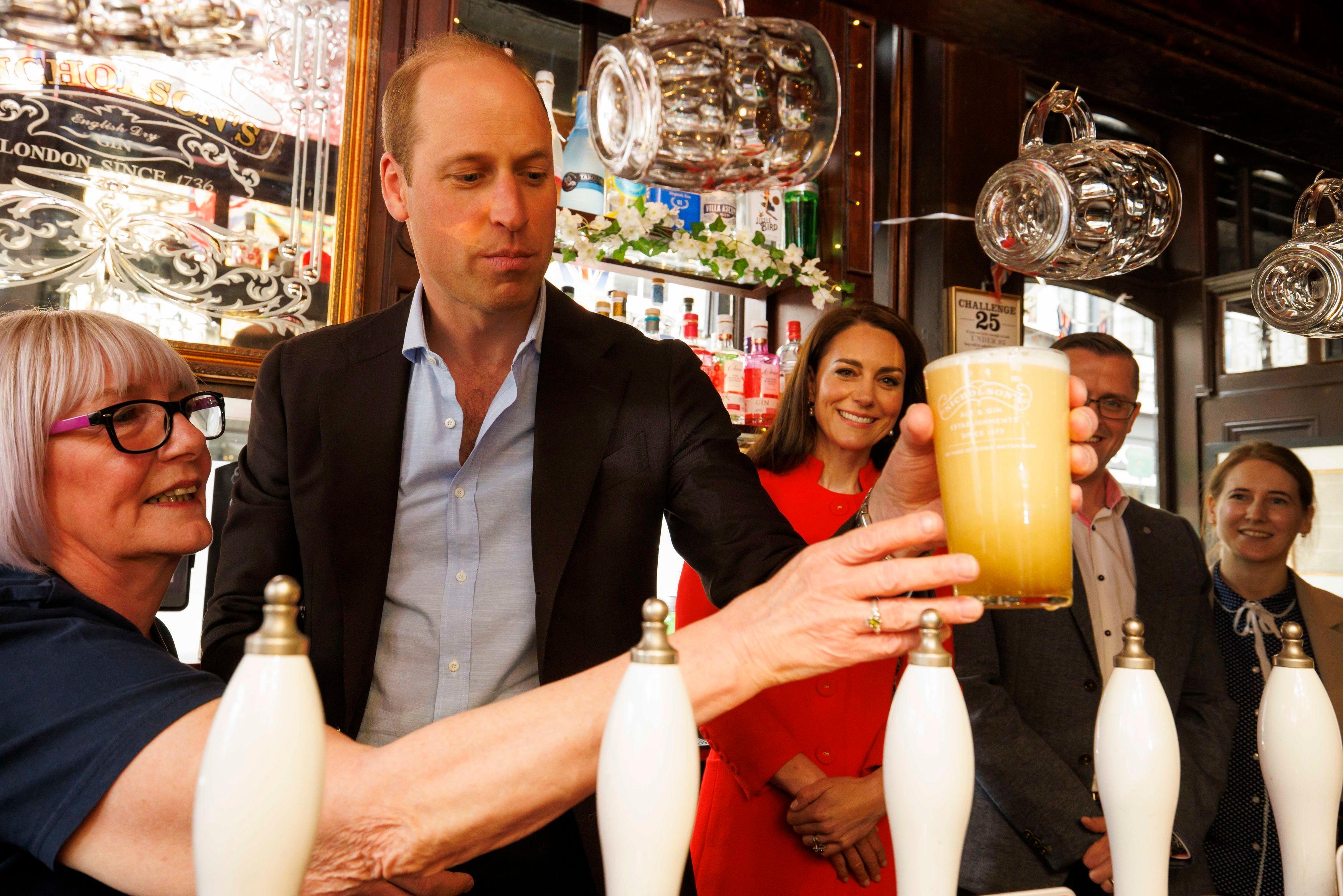 Kända personligheter låter sig gärna fotograferas på puben. Här testar prins William och hans fru Kate den nya ölen Kingmaker, som förra året togs fram för att fira kung Charles tillträde. Arkivbild. Foto: Jamie Lorriman/AP/TT