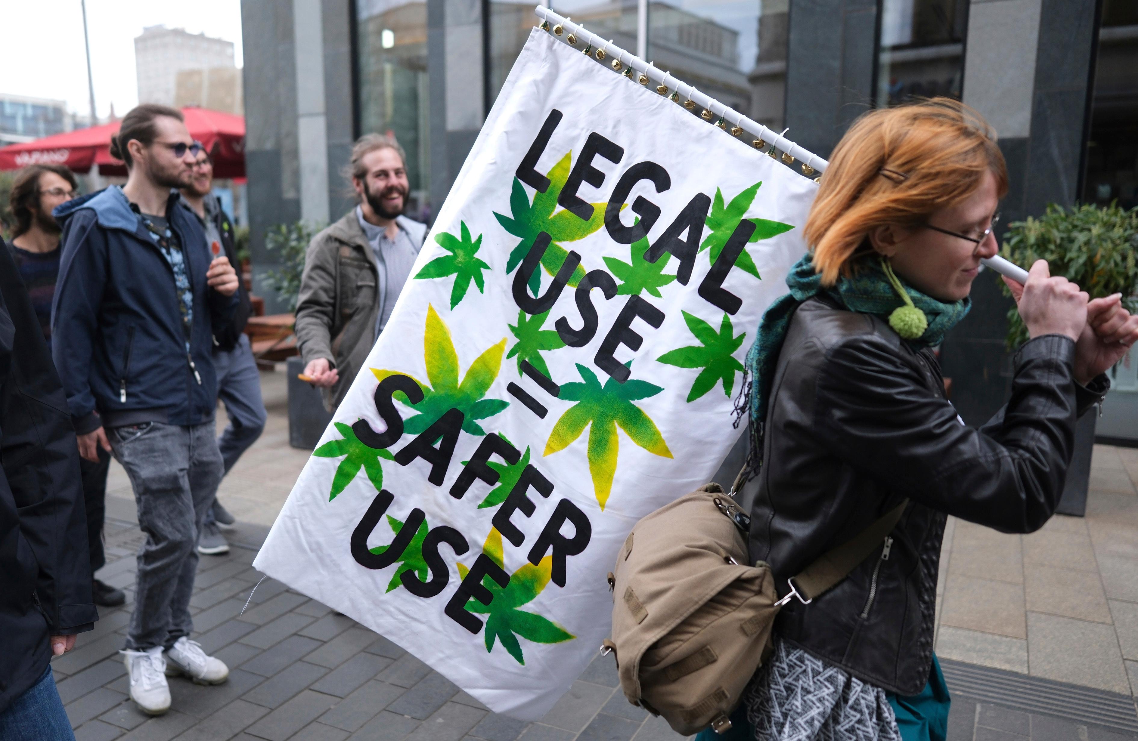 Sedan 1 juli är det lagligt att sälja cannabis på licensierade klubbar i Tyskland. Foto: Sebastian Willnow/AP/TT