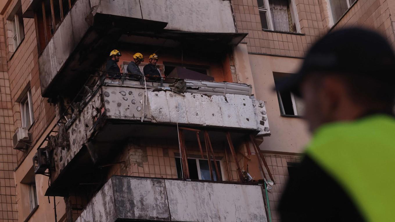Räddningsarbetare arbetar i en lägenhet som skadats i samband med en rysk attack på söndagskvällen. Foto: Anatolii Stepanov/AFP/TT