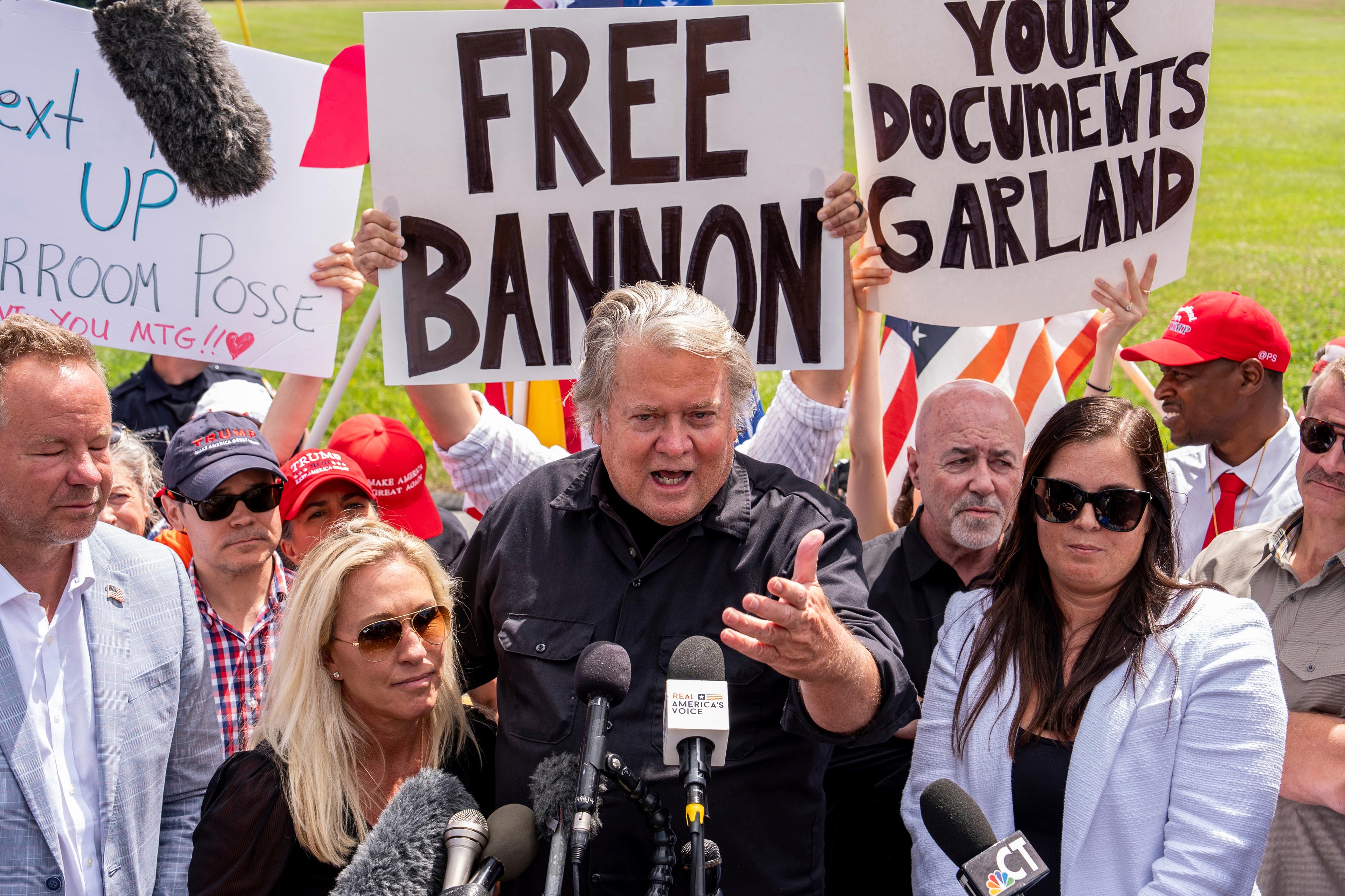 Steve Bannon håller sin presskonferens utanför anstalten i Danbury, Connecticut. Foto: Julia Nikhinson/AP/TT