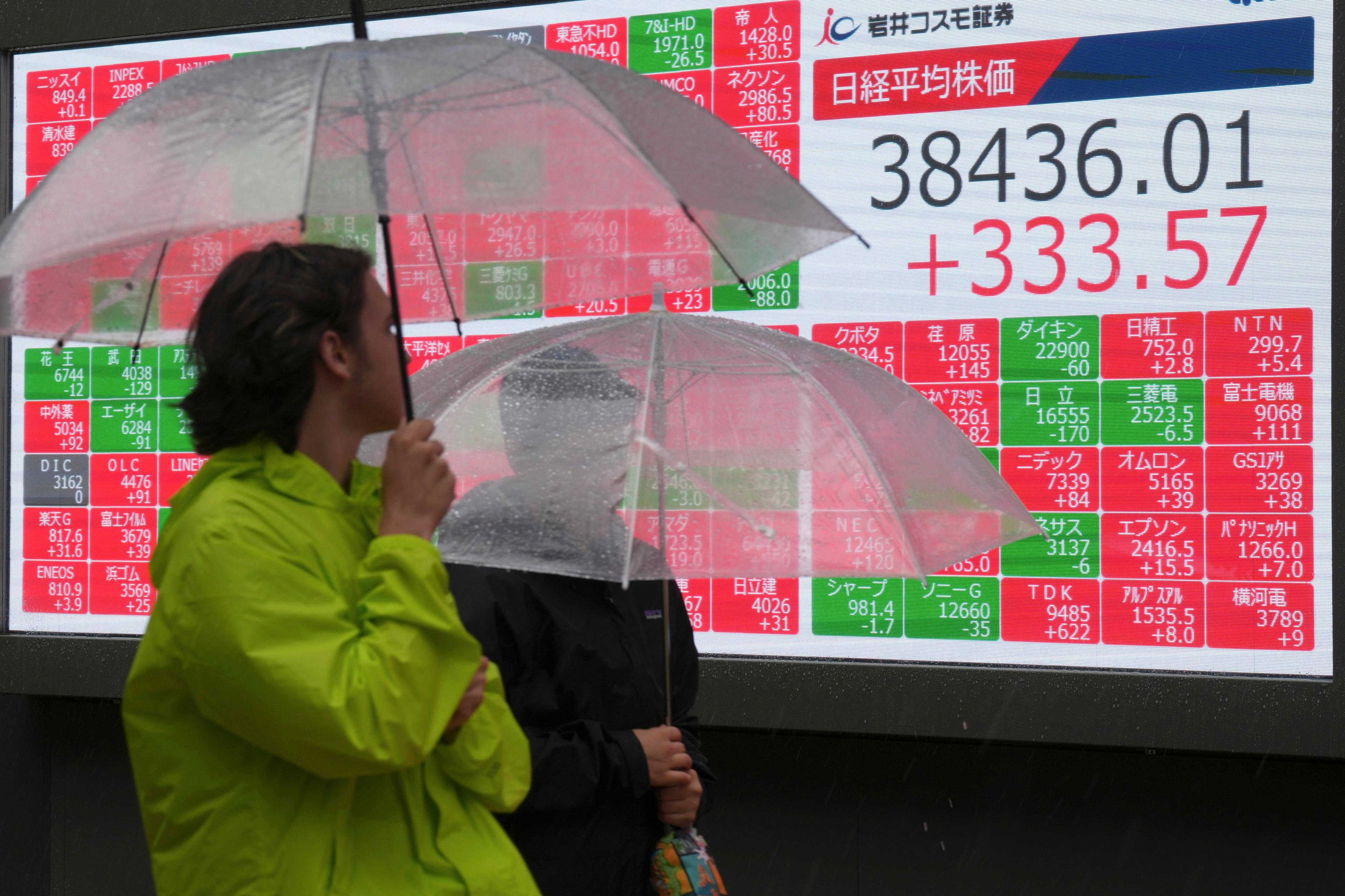 Det pekade uppåt på börserna i Tokyo i tisdagens inledande handel. Arkivbild. Foto: Eugene Hoshiko/AP/TT