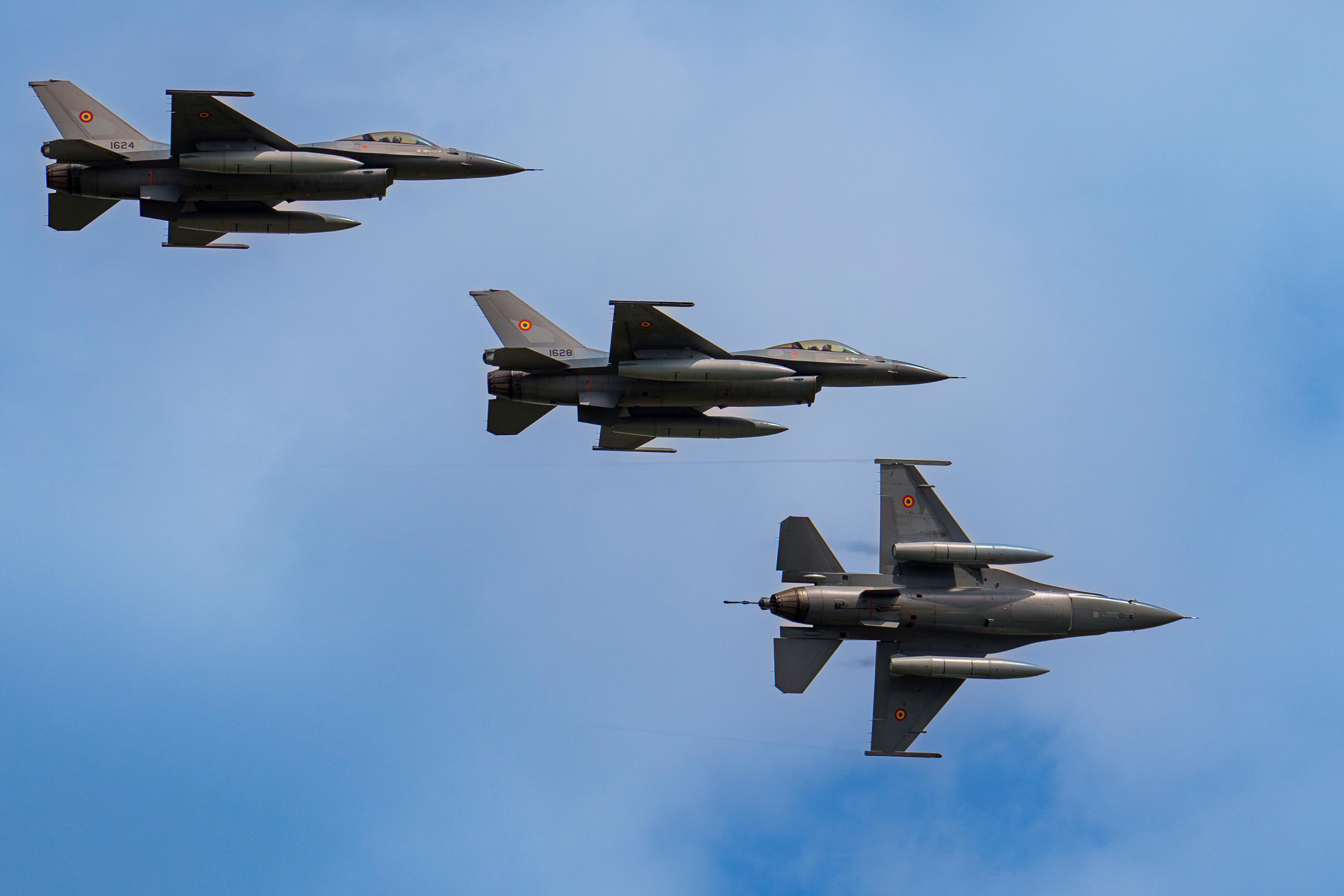 Nederländerna har gjort klart exportlicenserna för 24 stridsflygplan av typen F-16 till Ukraina och planen ska levereras snart. Bilden visar rumänska F-16 under en flyguppvisning nyligen. Foto: Vadim Ghirda/AP/TT