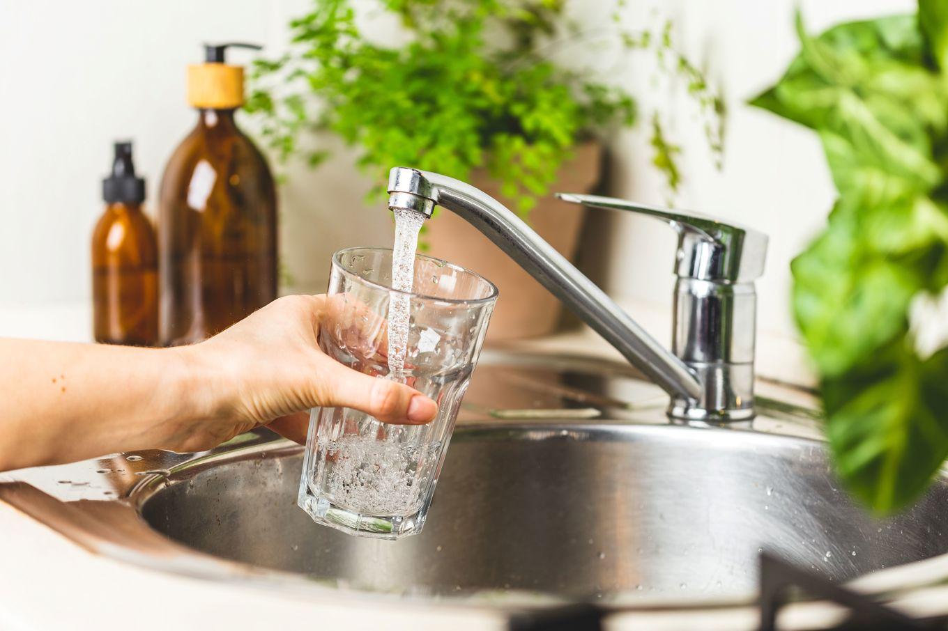 Omkring två miljoner svenskar får sitt dricksvatten från egen brunn eller annan liten dricksvattenanläggning för privat bruk. Foto: Andriana Syvanych/Shutterstock