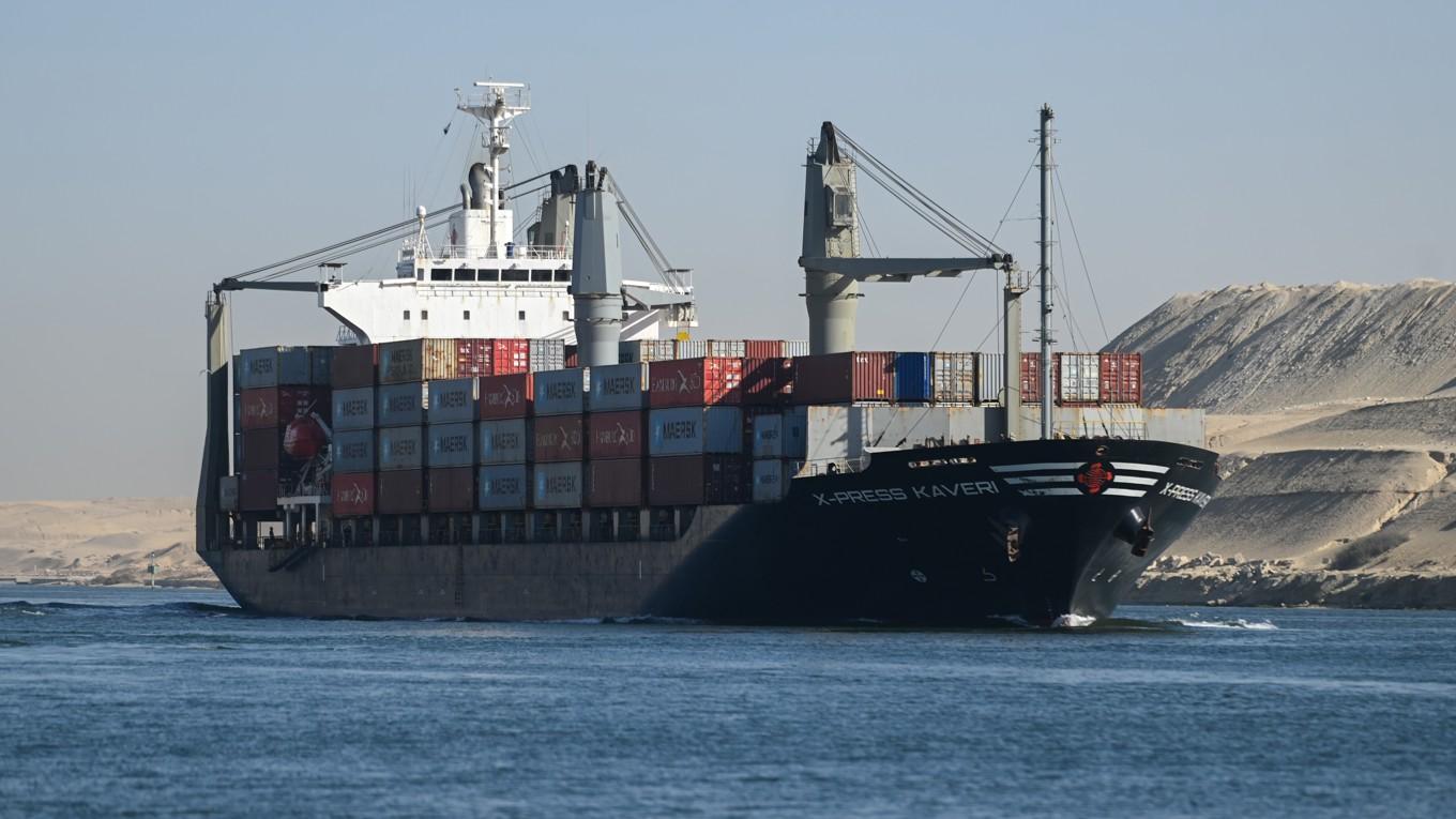 Ett containerfartyg på väg genom Suezkanalen mot Röda havet den 10 januari 2024. Fartygstrafiken har minskat med 90 procent sedan attackerna började i oktober. Foto: Sayed Hassan/Getty Images