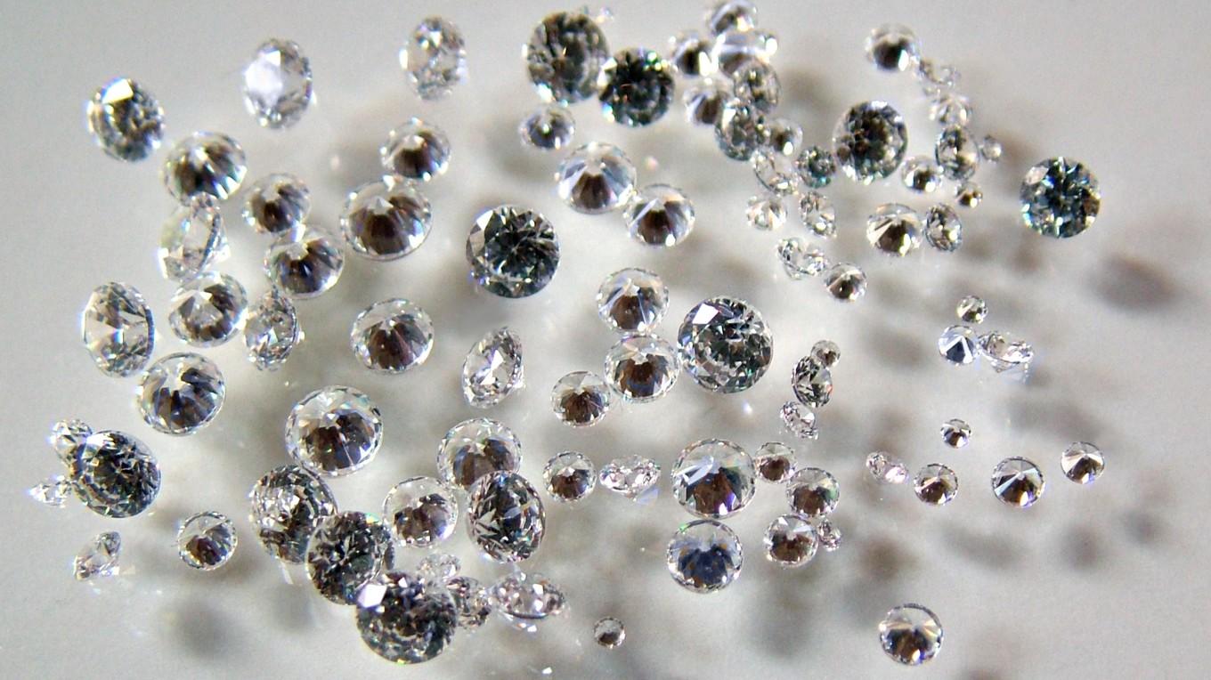 En högklassig, färglös två karats rundslipad naturlig diamant kostar cirka 16 000 dollar medan en konstgjord kostar cirka 2 600 dollar. Foto: CC BY-SA 4,0