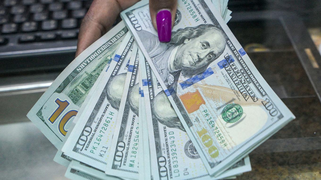 Amerikanska dollarsedlar på ett växlingskontor i Nairobi. Dollariseringen i många afrikanska länder har bidragit till ökningen av förfalskade dollarsedlar i omlopp. Foto: Simon Maina/AFP via Getty Images