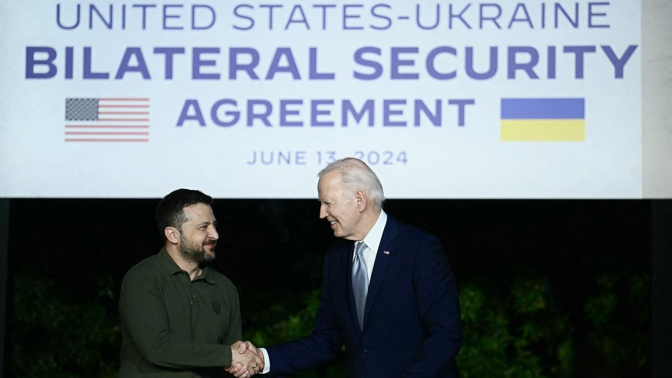 Ukrainas president Volodymyr Zelenskyj och USA:s president Joe Biden undertecknar ett bilateralt säkerhetsavtal den 13 juni. Foto: Filippo Monteforte/AFP via Getty Images