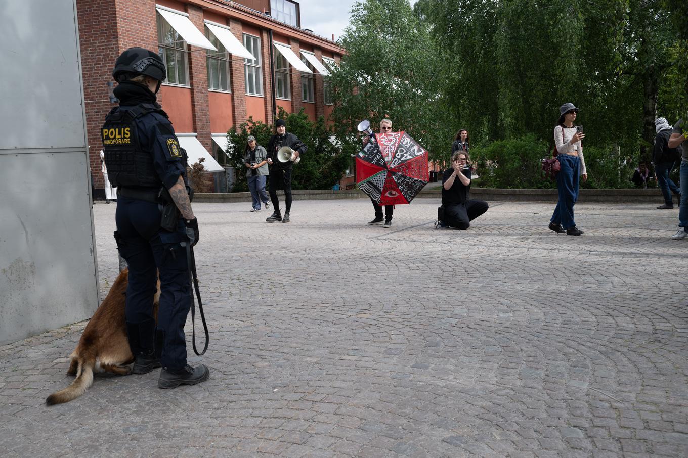 Polis och demonstranter vid KTH. Foto: Roger Sahlström