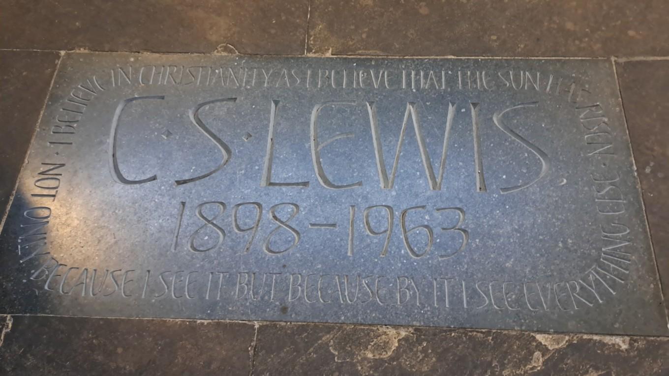 På 50-årsdagen efter C.S. Lewis död den 22 november 2013 avtäcktes denna minnessten över honom i Westminster Abbey. Foto: Public Domain