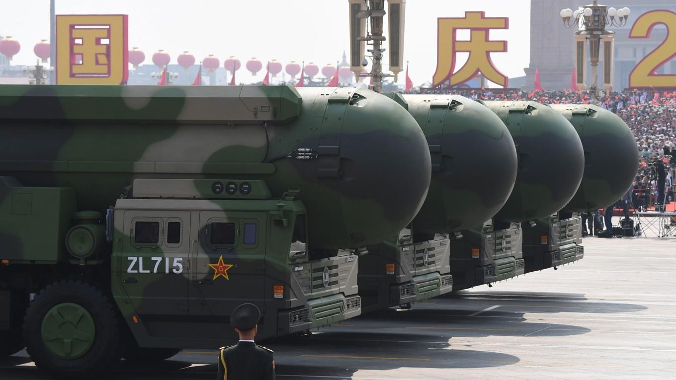 Kinas interkontinentala ballistiska robotar DF-41, som har kärnvapenkapacitet, visas upp under en militärparad på Himmelska fridens torg i Peking 2019. Foto: Greg Baker/AFP via Getty Image