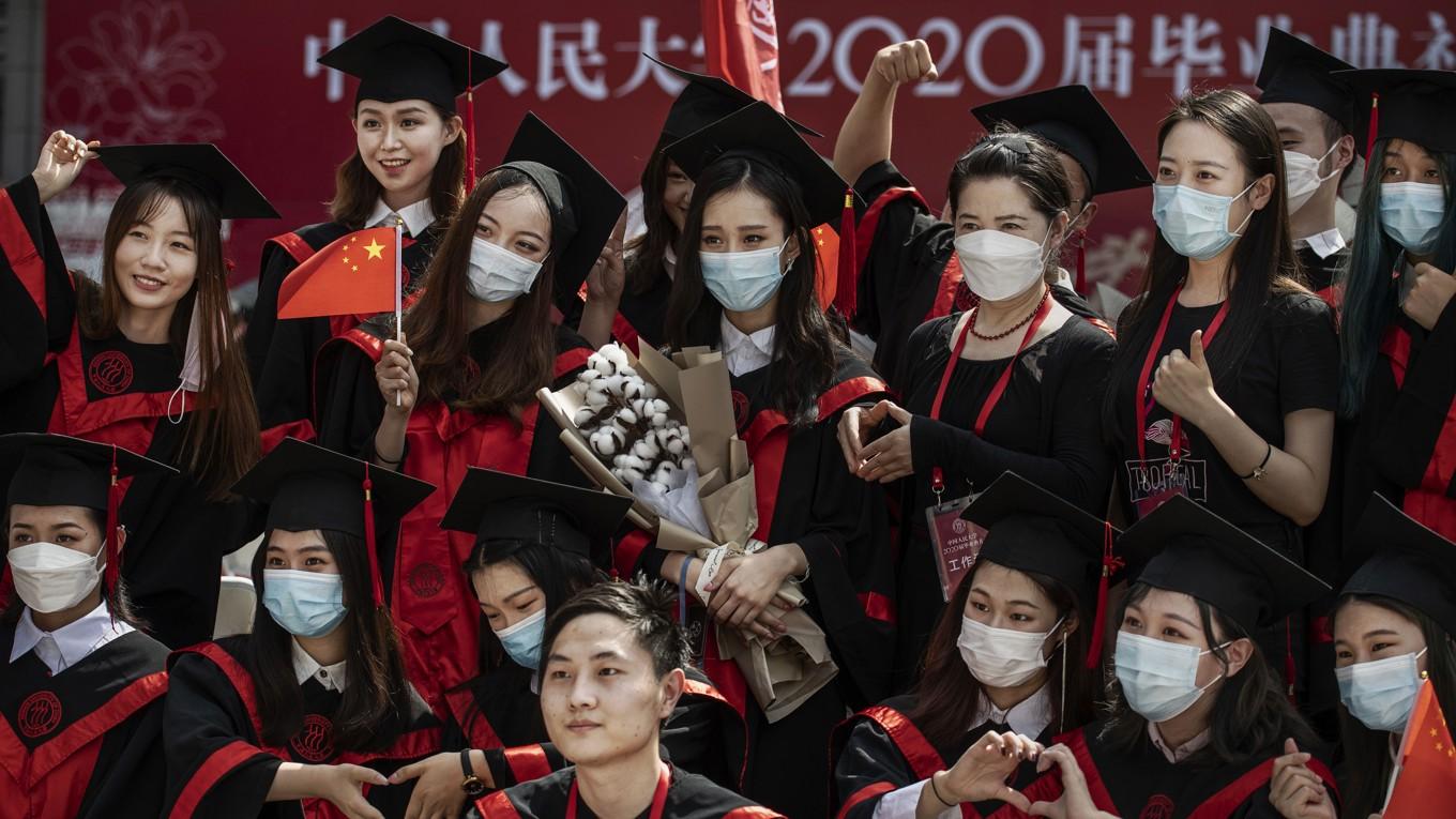 I Kina är det enkelt för universitetsstudenterna att få tag i en akademisk uppsats skriven av en spökskrivare eller att mot betalning skriva för någon annans räkning. Foto: Kevin Frayer/Getty Images
