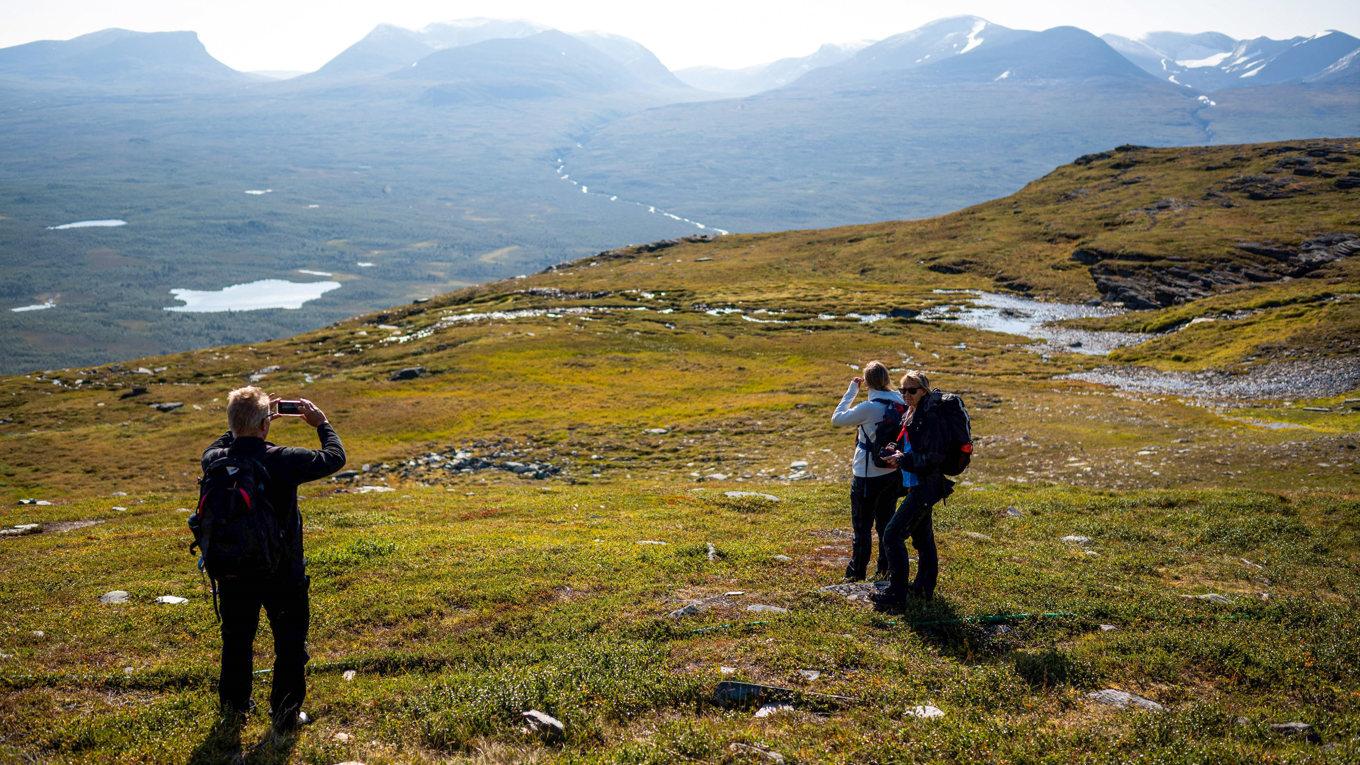 Turister i Abisko, där en av Sveriges 30 nationalparker ligger. Nationalpark är bara en av de många olika olika skyddsalternativen för natur. Foto: Jonathan Nackstrand/AFP via Getty Images