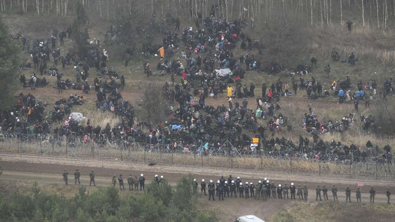 På bilden ses polska gränssoldater vakta gränsen till Belarus den 8 november 2021. Foto: Polens försvarsdepartement via Getty Images