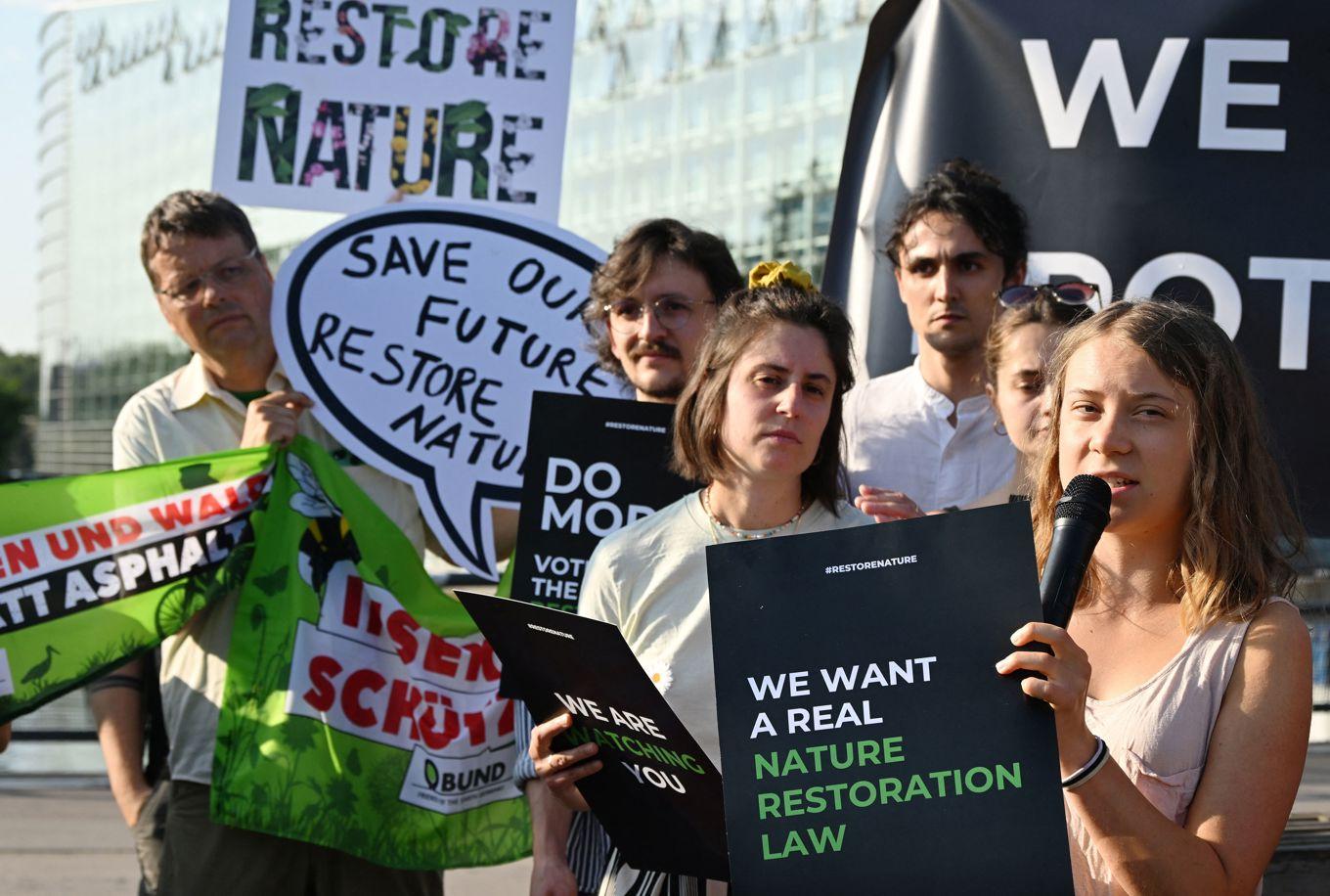 År 2023 demonstrerade aktivister utanför Europaparlamentet i Strasbourg för ökat skydd av EU:s natur, något som nu blir verklighet. Foto: Frederick Florin/AFP via Getty Images