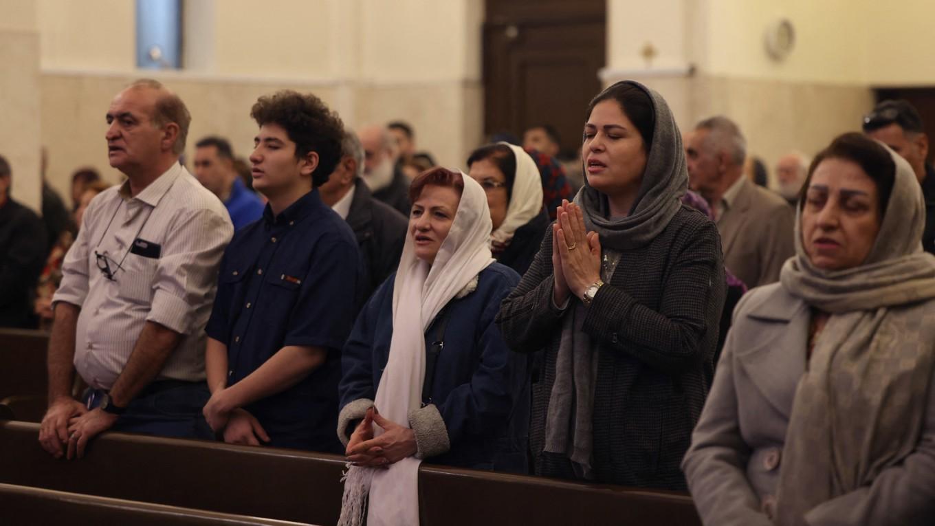 Iranska kristna deltar i en nyårsmässa i en kyrka i Teheran den 1 januari. Bilden har inget samband med artikeln att göra. Foto: Atta Kenare/AFP via Getty Images