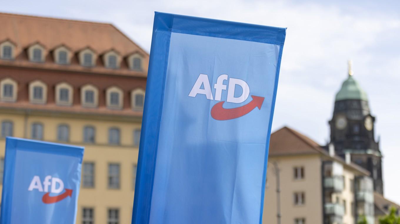 På bilden som är tagen den 1 maj i år ses Afd-vimplar i Dresden i Tyskland. Foto: Maja Hitij/Getty Images