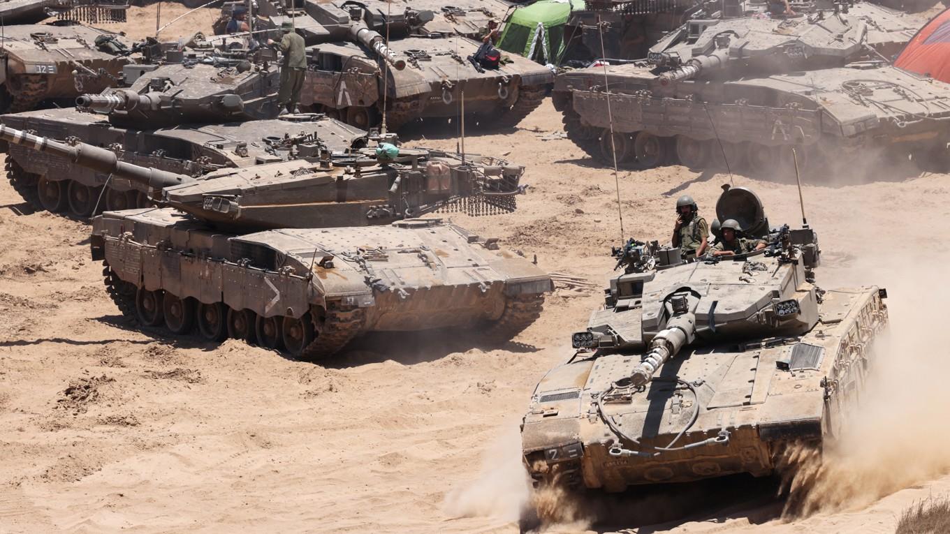 Israeliska tanks vid den södra gränsen till Gaza, den 5 juni. Skribenten menar att Hamas ideologi inte kan utplånas, men att organisationen kan slås ut. Foto: Jack Guez/AFP via Getty Images