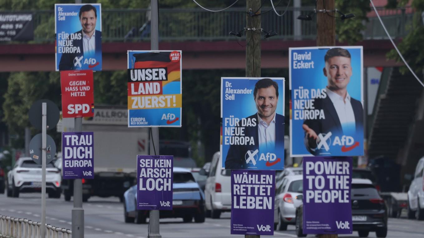 Valkampanjaffischer från Alternativ för Tyskland (AfD), Volt och SPD hänger på lyktstolpar den 3 juni i Berlin i Tyskland. Europa kommer att hålla parlamentsval den 6–9 juni. Foto: Sean Gallup/Getty Images