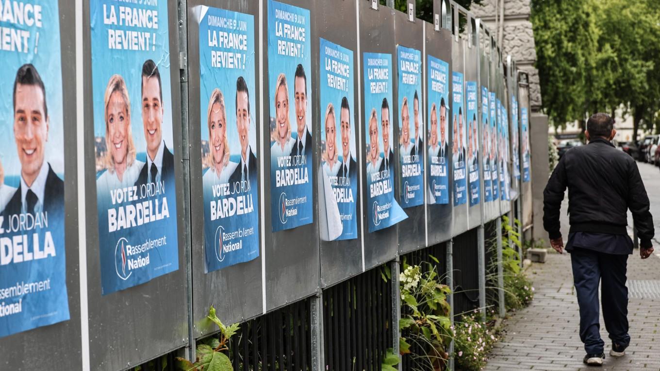 EU-valsaffischer för franska högerpartiet Nationell Samling i staden Henin-Beaumont den 10 juni, dagen efter EU-valet. Foto: Denis Charlet/AFP via Getty Images