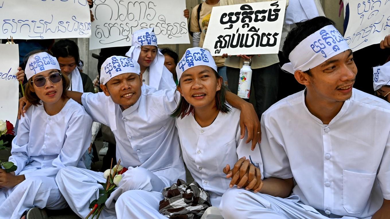 De kambodjanska miljöaktivisterna Ly Chandaravuth, Phun Keoraksmey, Thun Ratha och Long Kunthea sitter utanför en domstol i Phnom Penh den 2 juli 2024. Foto: Tang Chhin Sothy/AFP via Getty Images