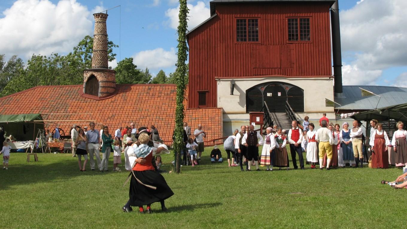 När det är dags att fira midsommar är det för många självklart att dra på sig den traditionella folkdräkten som representerar det egna landskapet. Här i Pershyttan utanför Örebro. Foto: Public Domain