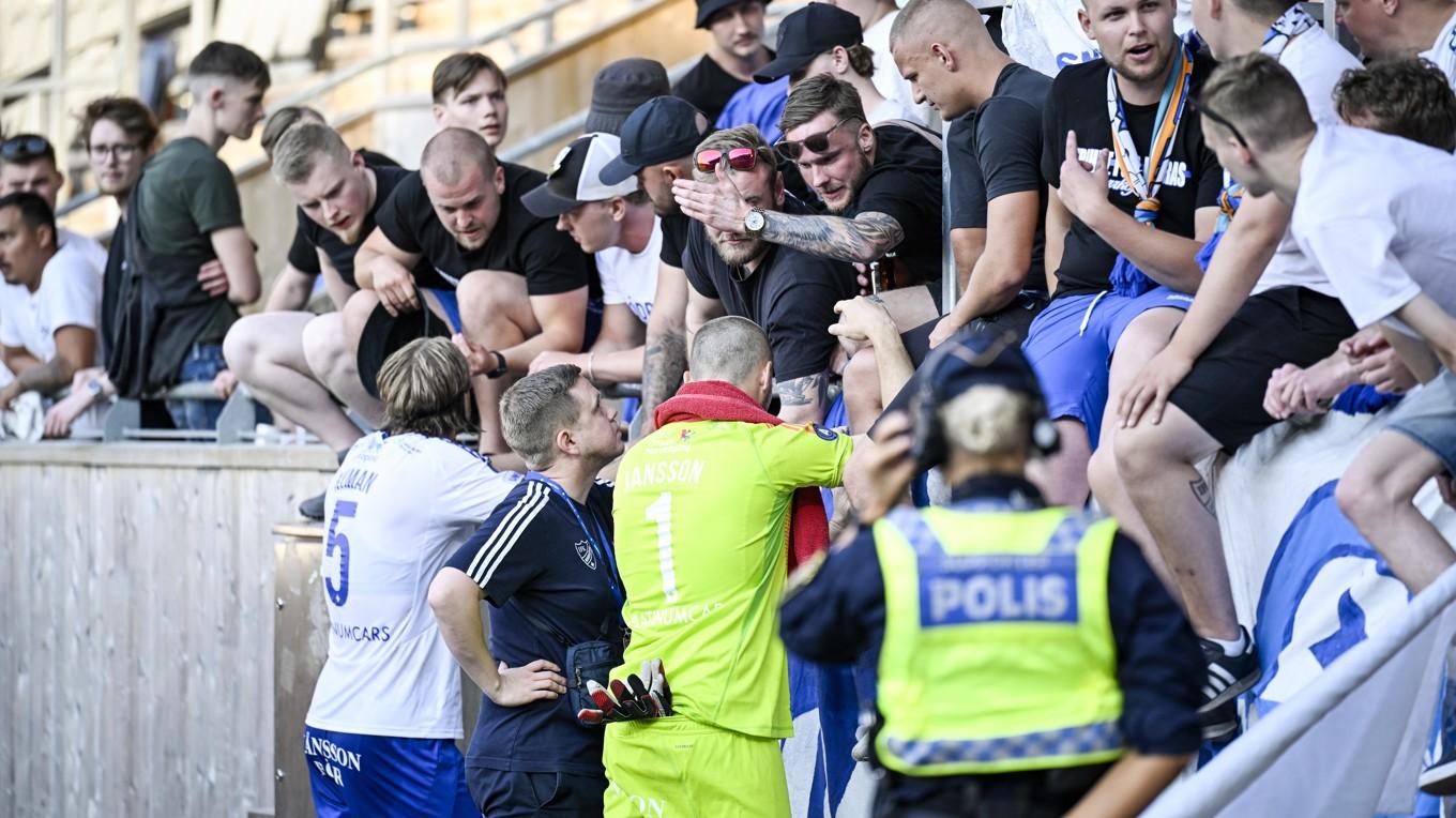 IFK Norrköpings lagkapten Christoffer Nyman (5) och målvakt Oscar Jansson (1) talar med tillresta fans efter våravslutningens 5–1-förlust mot Sirius i Uppsala.   Foto: Pontus Lundahl/TT