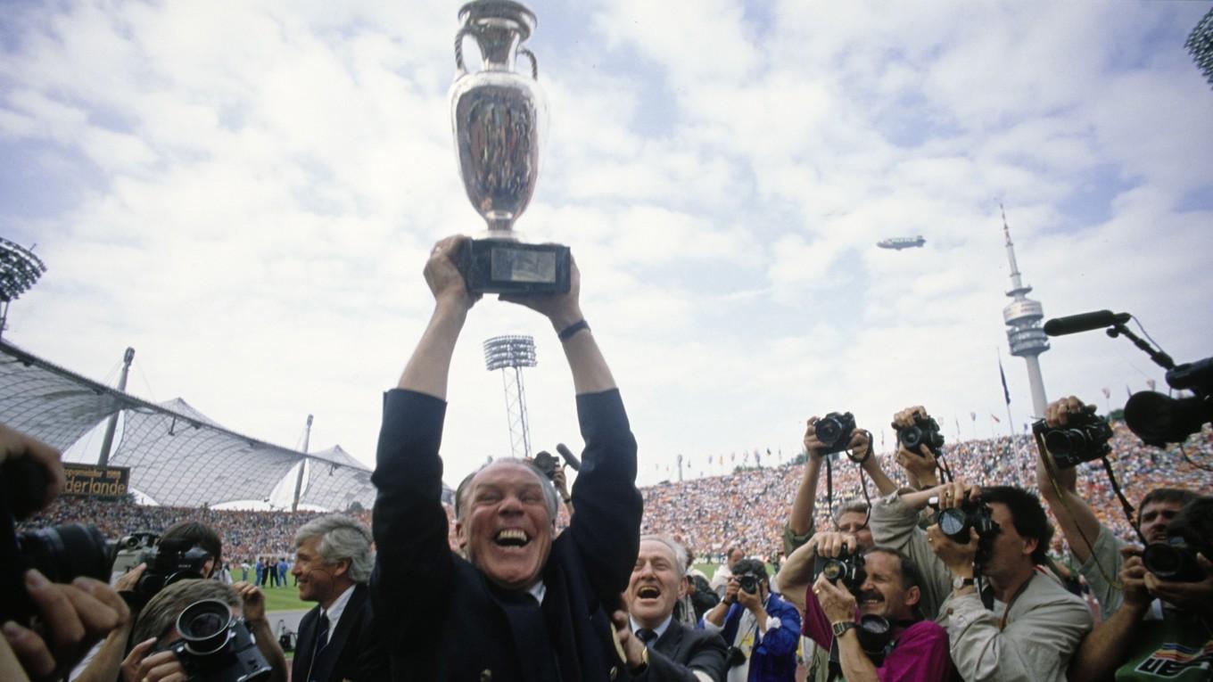 Nederländernas förbundskapten Rinus Michels jublar efter segern 1988. Foto: Bongarts/Getty Images