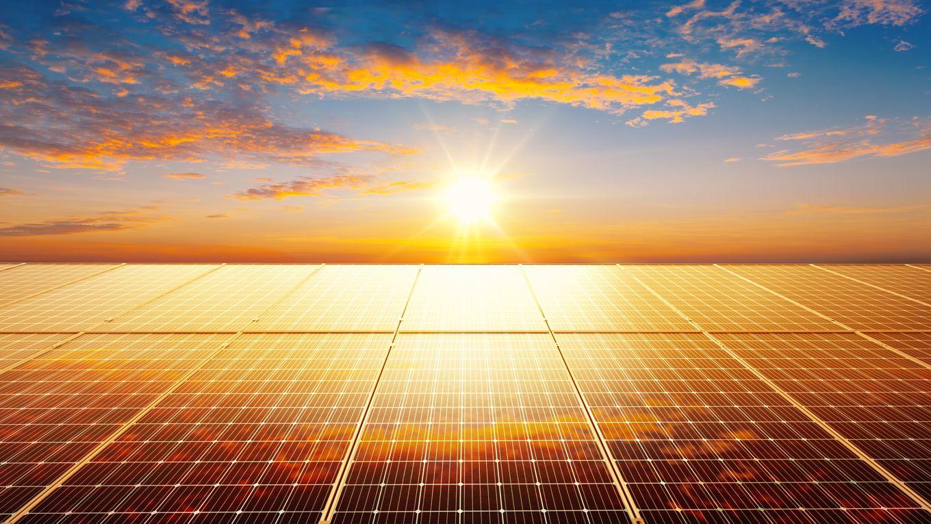 El från solceller varierar kraftigt över dygnet, med utmaningar för övrig elproduktion som följd. Foto: Shutterstock