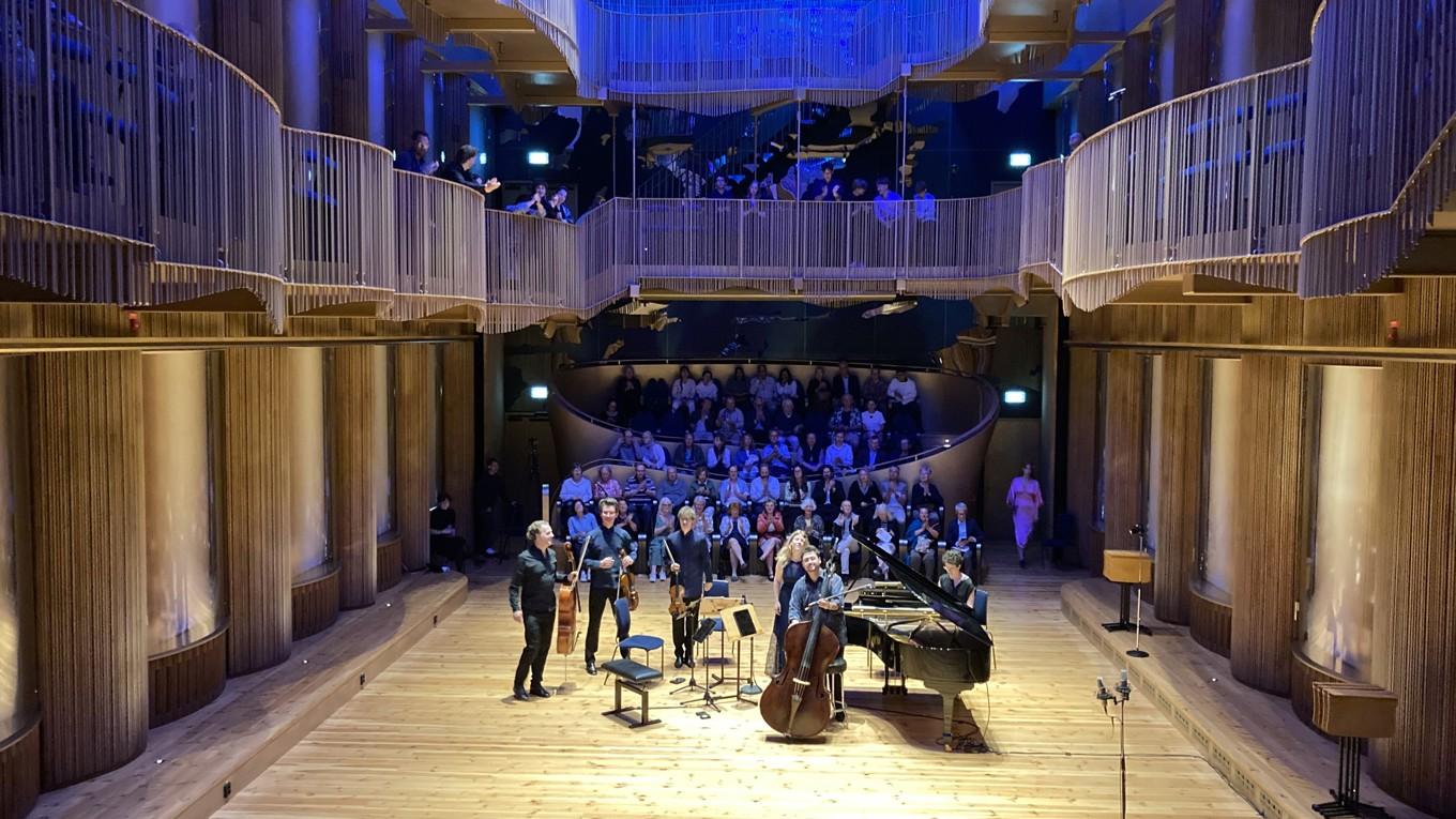 O/Modernts Schubert-ensemble framträdde med en personlig och uttrycksfull tolkning av den lättsamma Forellkvintetten. Foto: Magnus Löwendahl