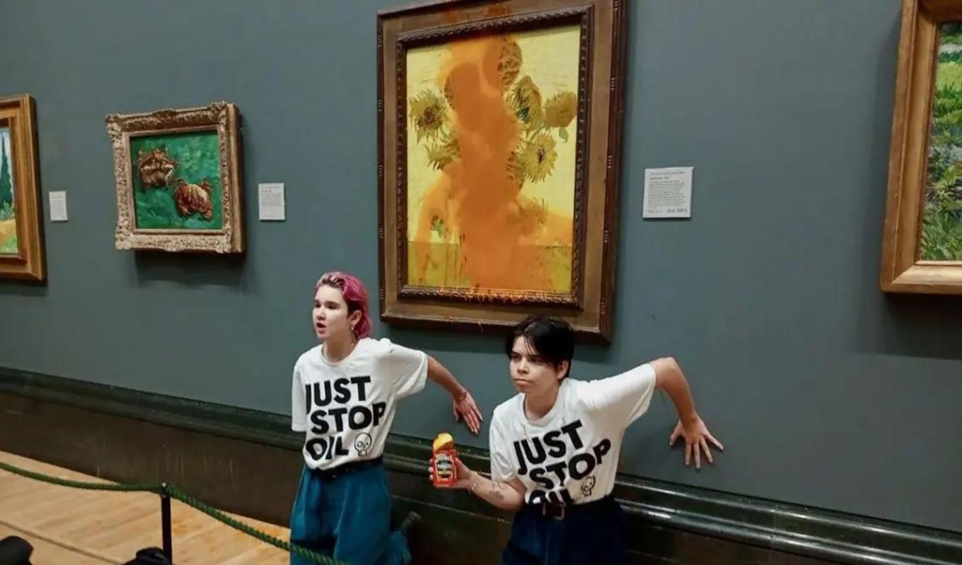 De två klimataktivisterna Anna Holland och Phoebe Plummer har befunnits skyldiga till att ha hällt tomatsoppa på van Gogh-tavlan ”Solrosor”. Foto: Just Stop Oil/X