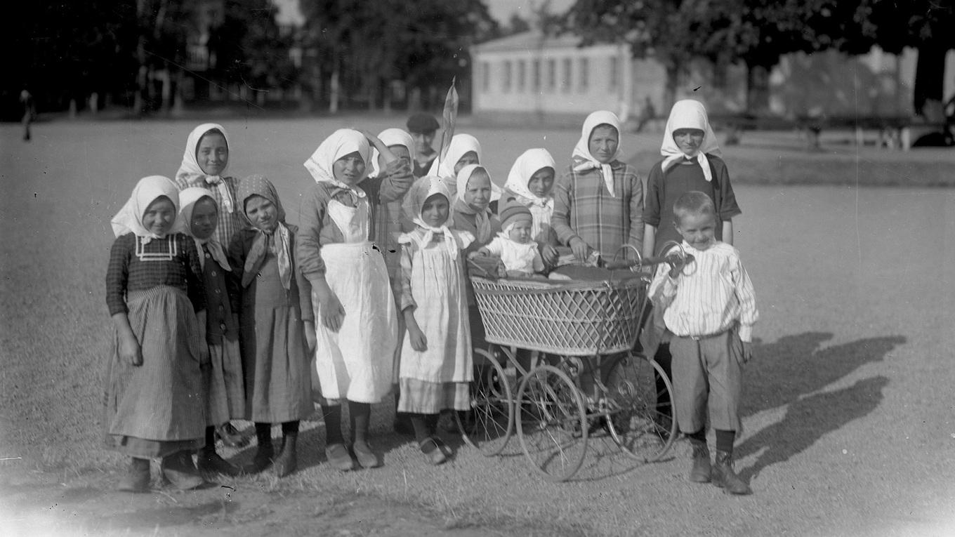 Några av de barn som fanns med bland dem som kom till Trelleborg med båten 1929 under flytten från svenskbyn i Ukraina, i hopp om ett nytt hem i det gamla landet.
Foto: Public Domain