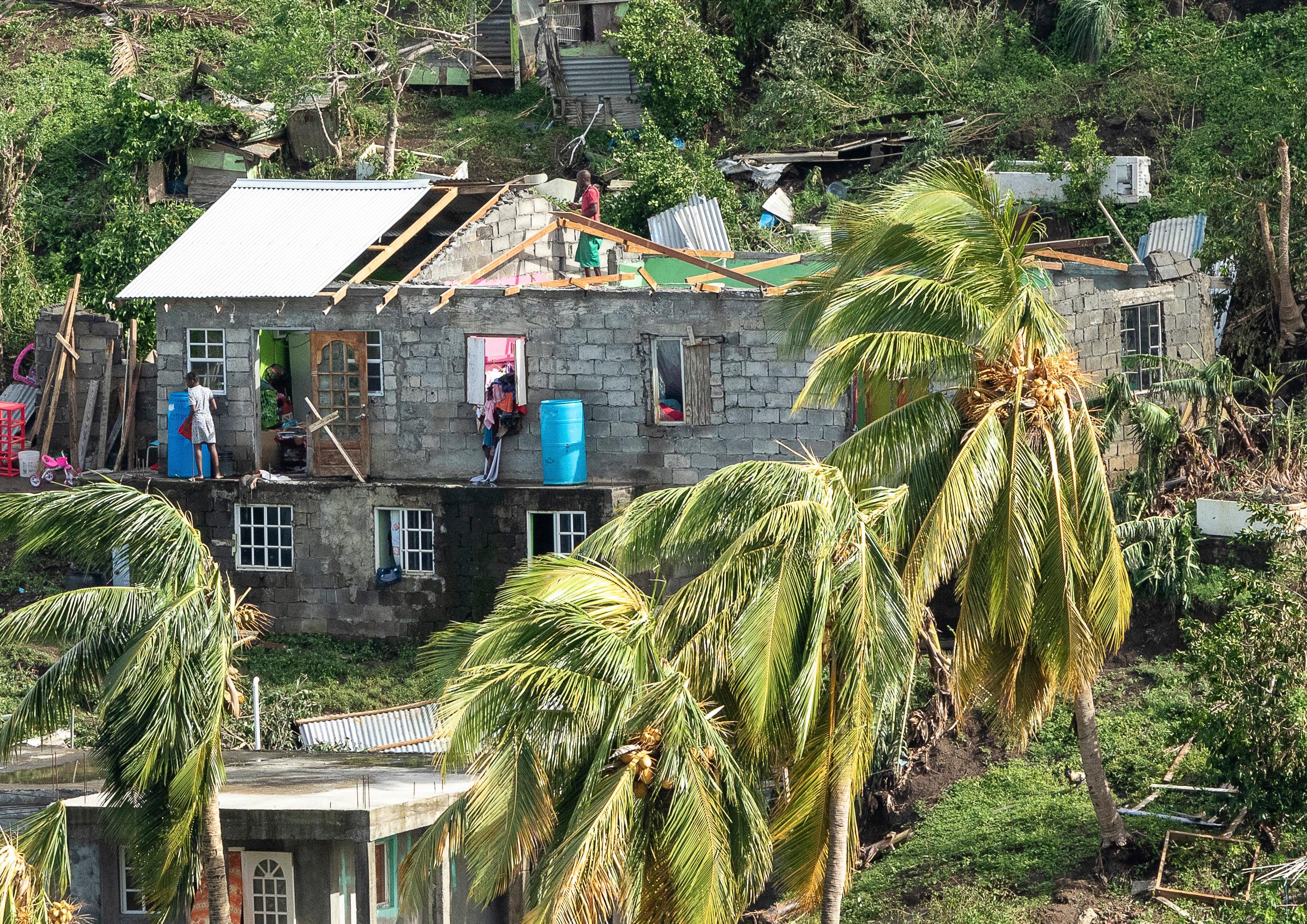 Ett hem som skadats av orkanen Beryl i Saint Vincent och Grenadinerna. Foto: Lucanus Ollivierre/AP/TT
