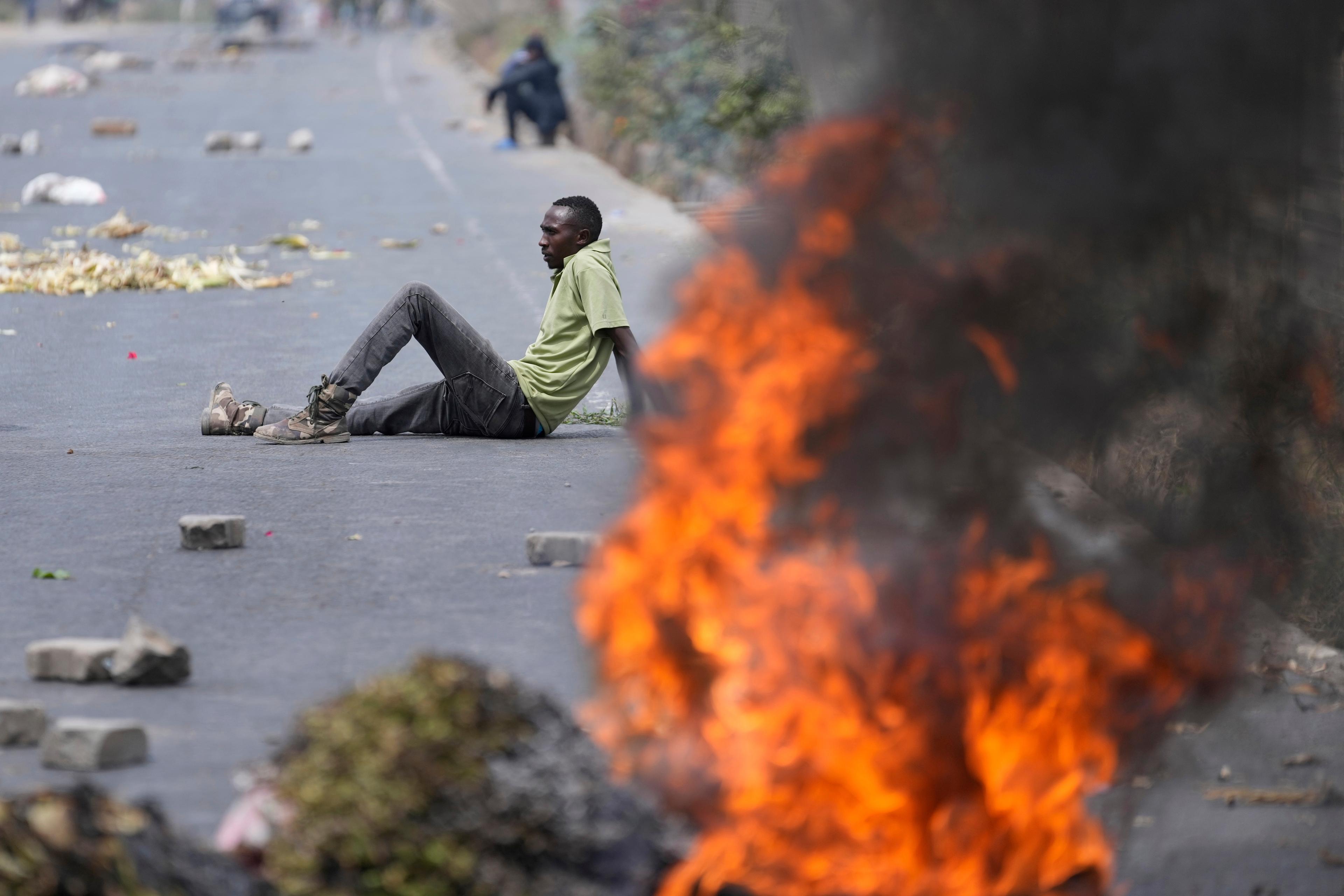 Demonstranter blockerar en motorväg i Kenyas huvudstad Nairobi på tisdagen. Protesterna har pågått i två veckor. Foto: Brian Inganga/AP/TT