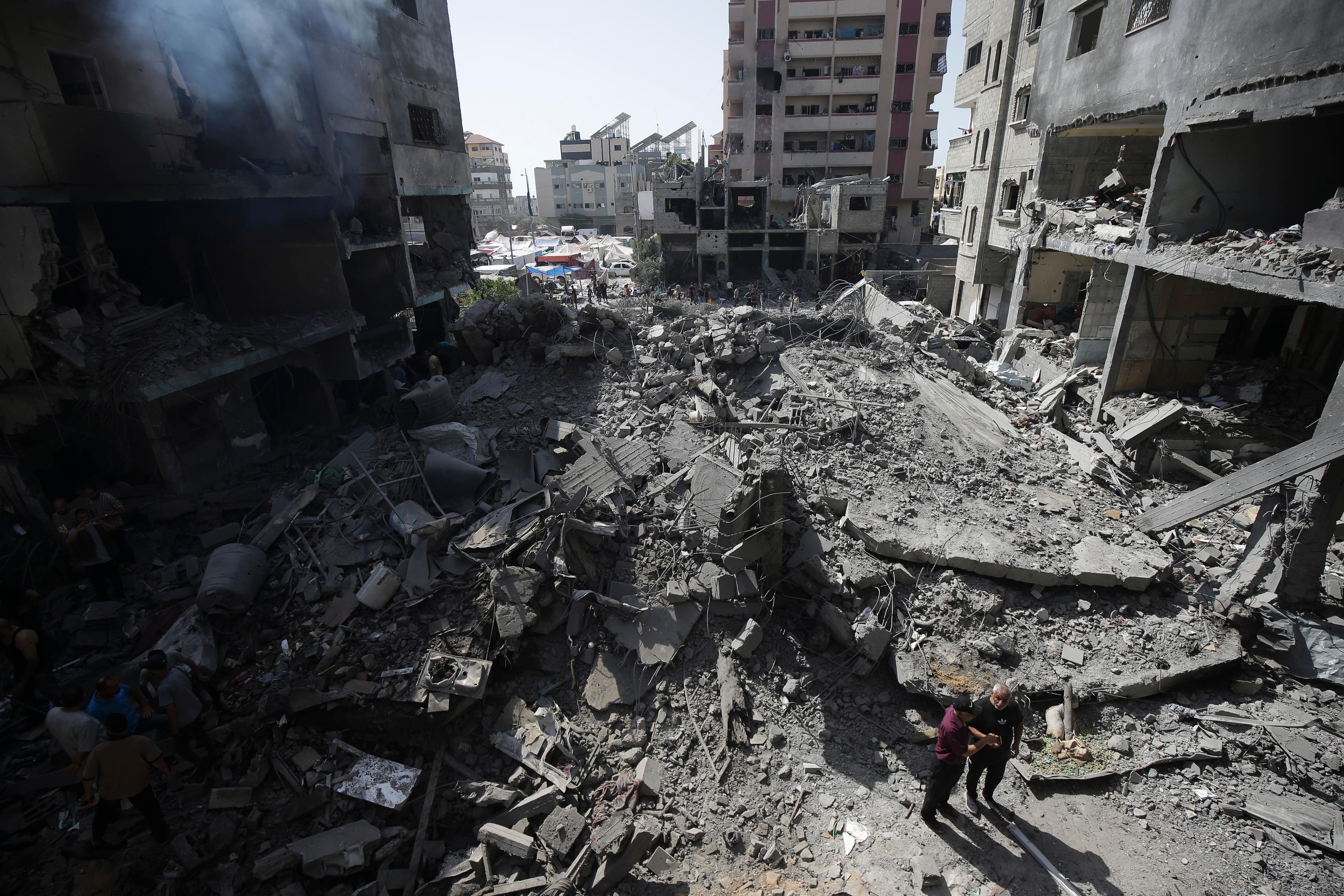 Nuseirat i Gaza efter ett anfall i början av juni. Foto: Jehad Alshrafi/AP/TT