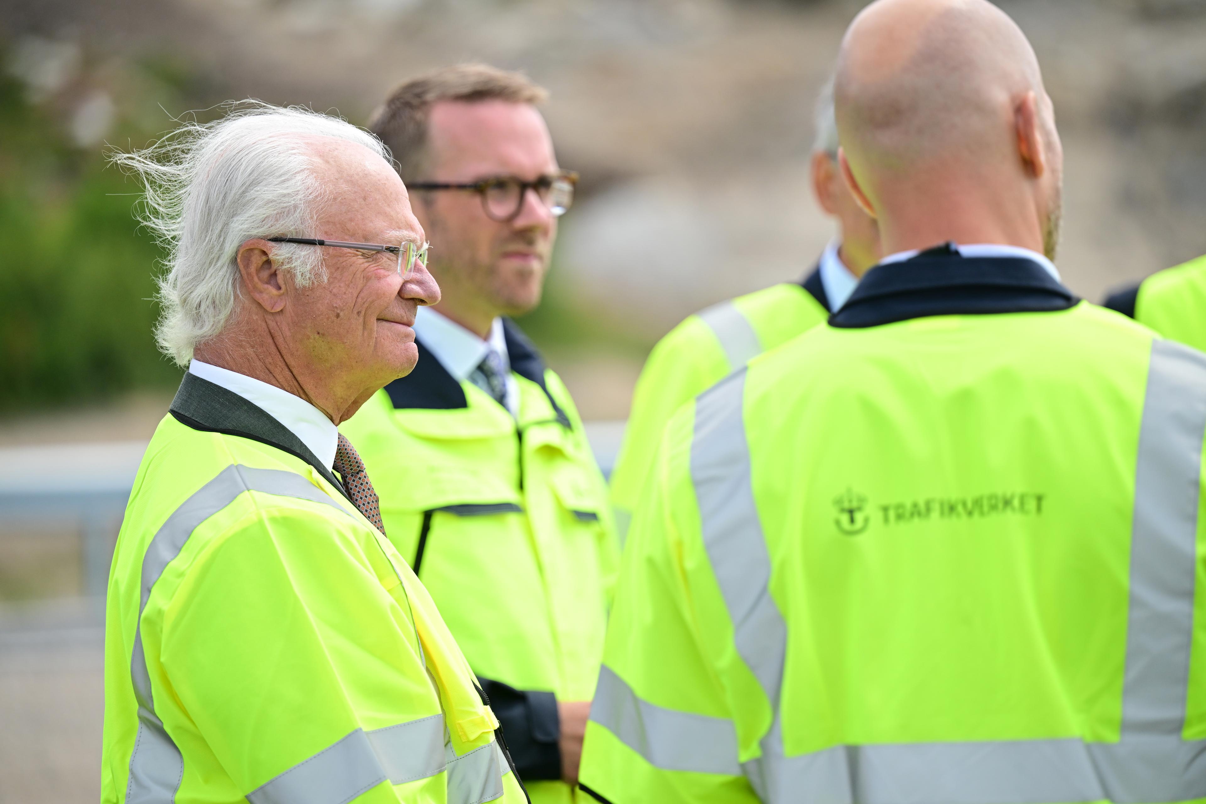 Kung Carl Gustaf och infrastruktur- och bostadsminister Andreas Carlson vid återinvigningen av väg E6 i Stenungsund. Foto: Björn Larsson Rosvall/TT