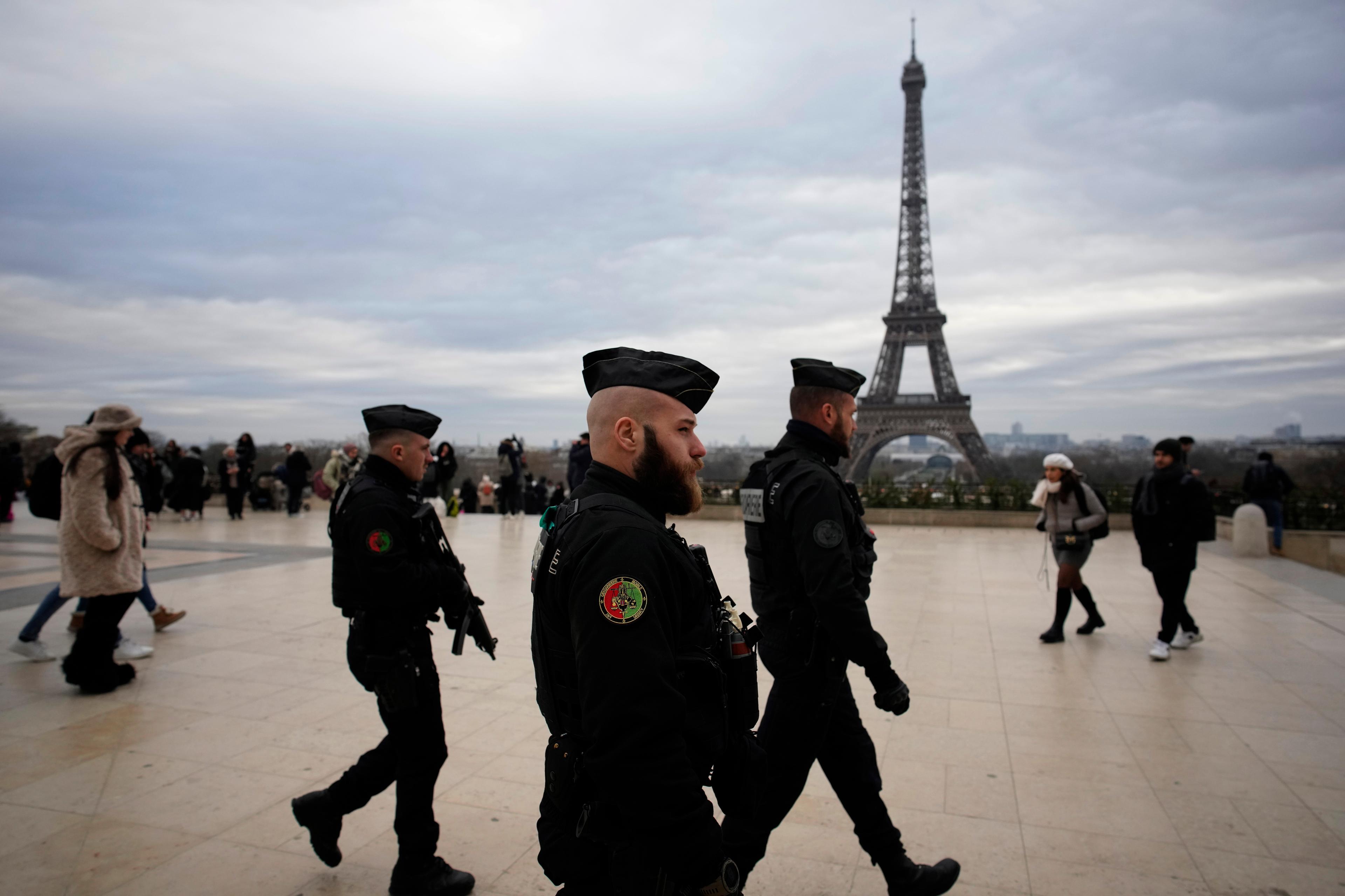 Frankrike kallar in 30|000 poliser inför parlamentsvalet den 7 juli. Foto: Christophe Ena/AP/TT