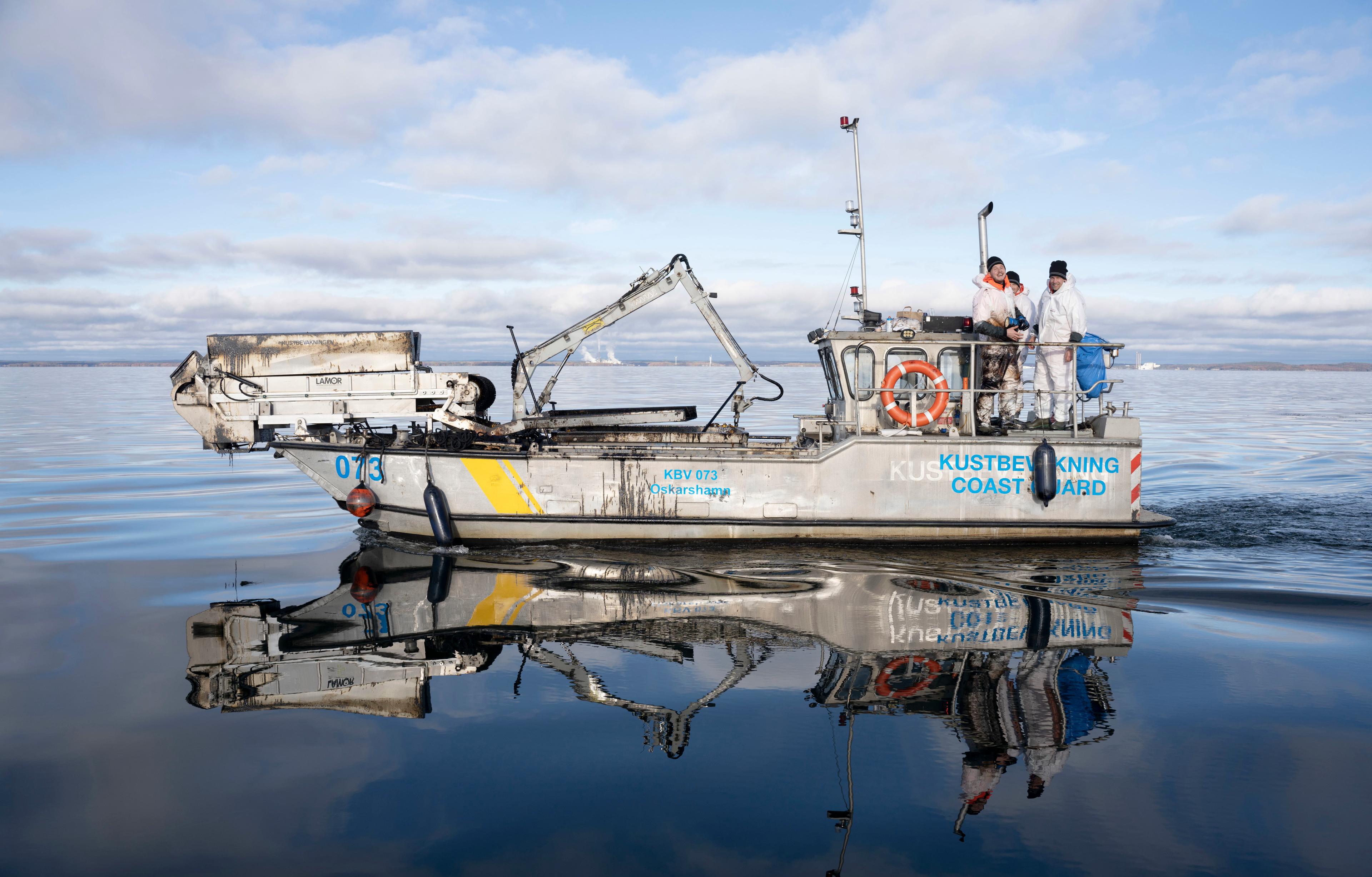 Kustbevakningen sanerar runt det grundstötta fartyget Marco Polo i Blekinge 2023. Foto: Ola Torkelsson/TT
