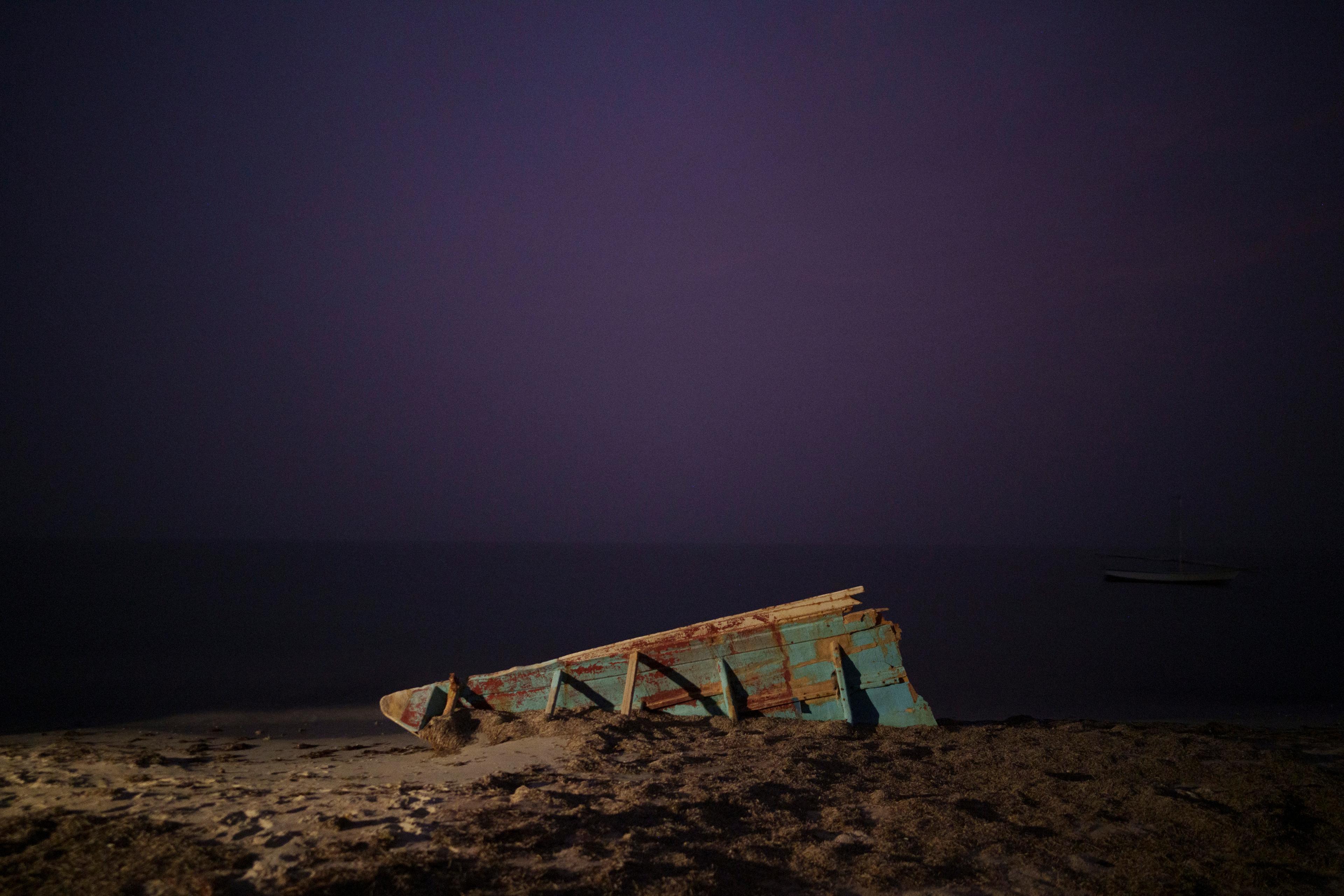 Vrak från en traditionell fiskebåt längs Mauretaniens kust. Arkivbild. Foto: Felipe Dana/AP/TT